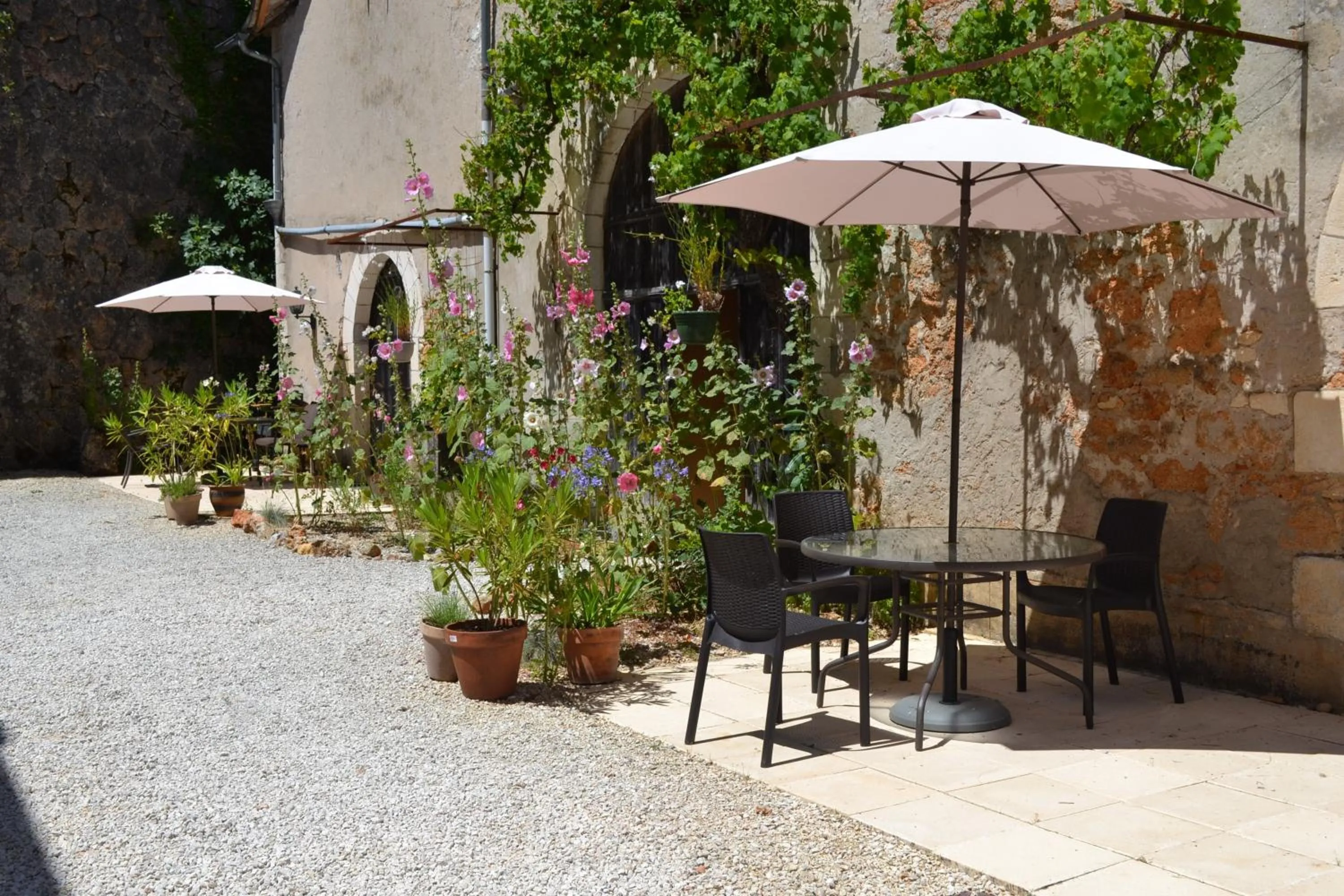 Facade/entrance in Le Manoir