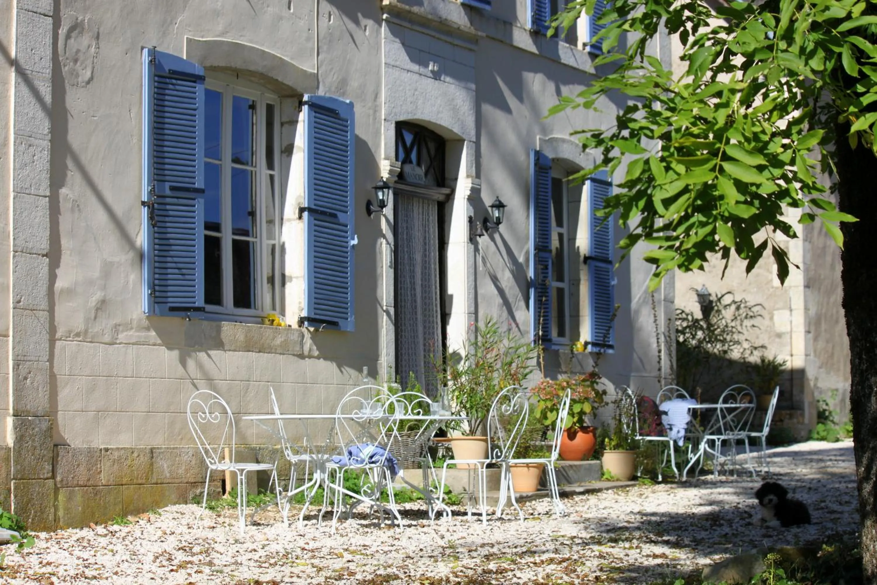 Facade/entrance in Le Manoir