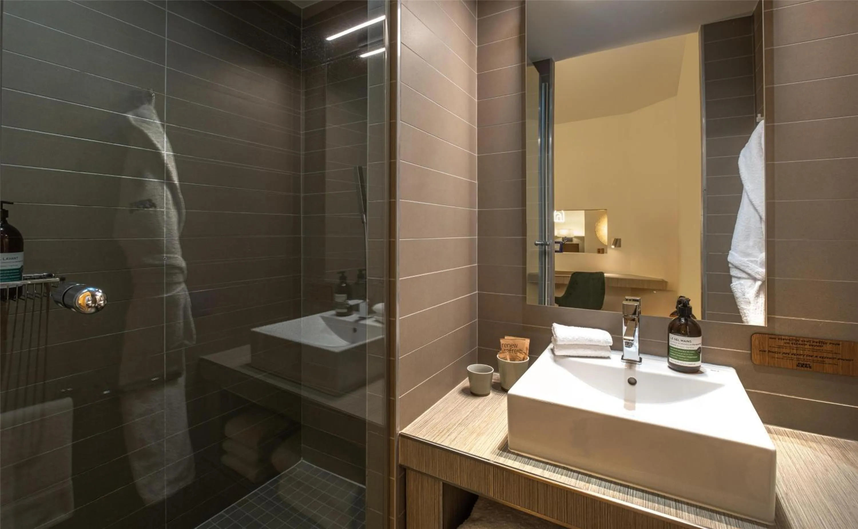 Bathroom in FirstName Toulouse