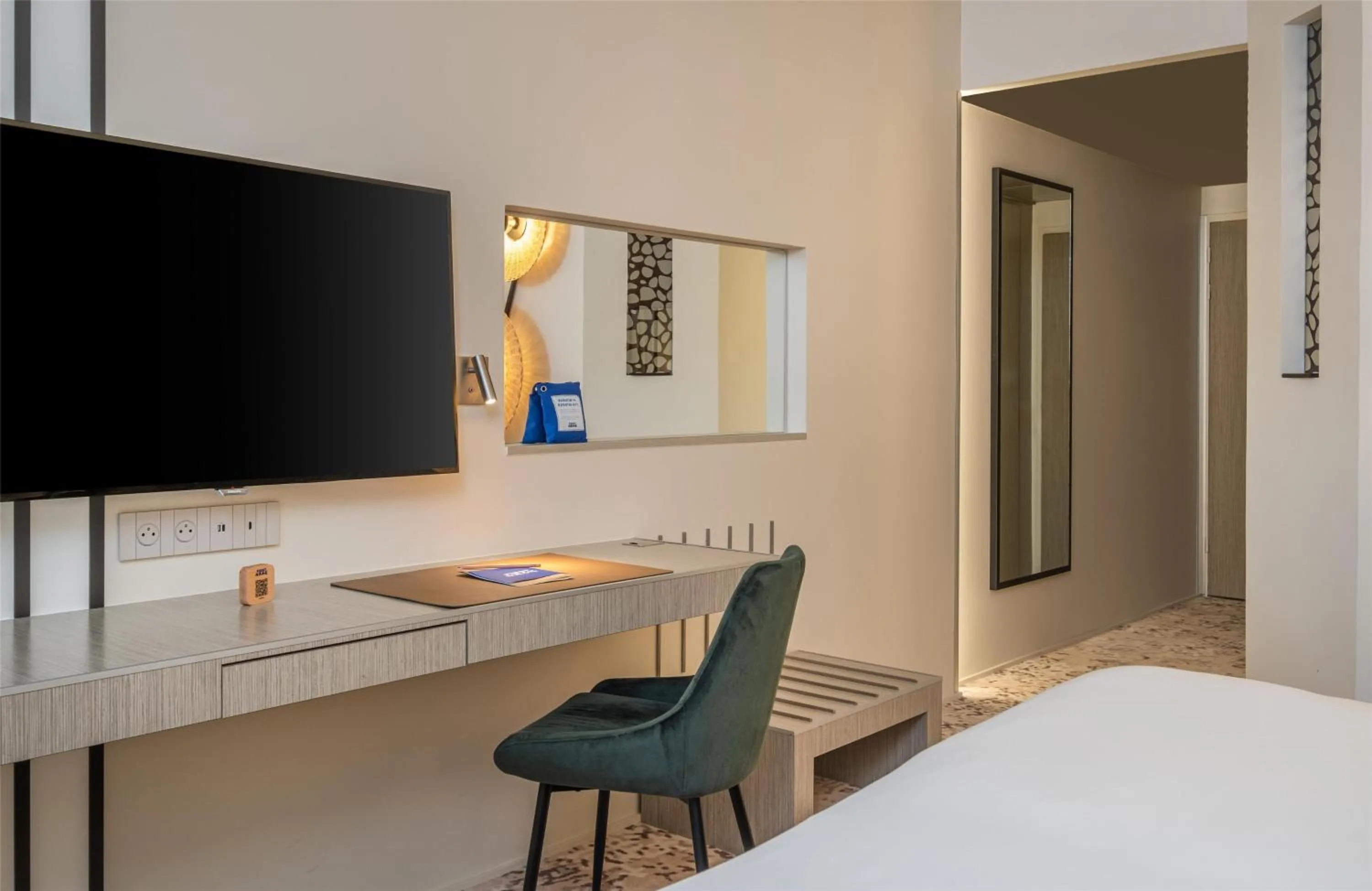 Bedroom, Bed in FirstName Toulouse