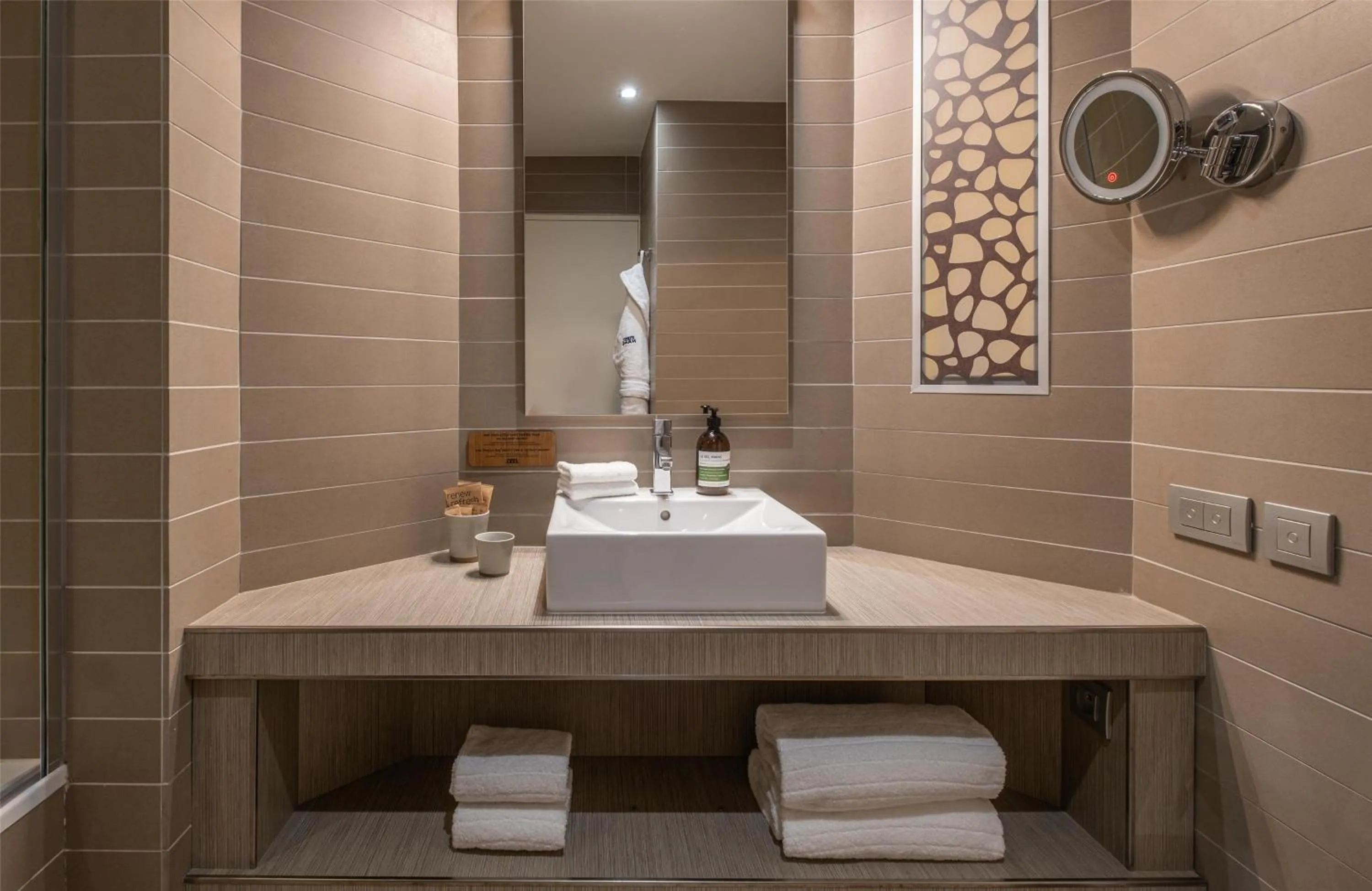 Bathroom in FirstName Toulouse