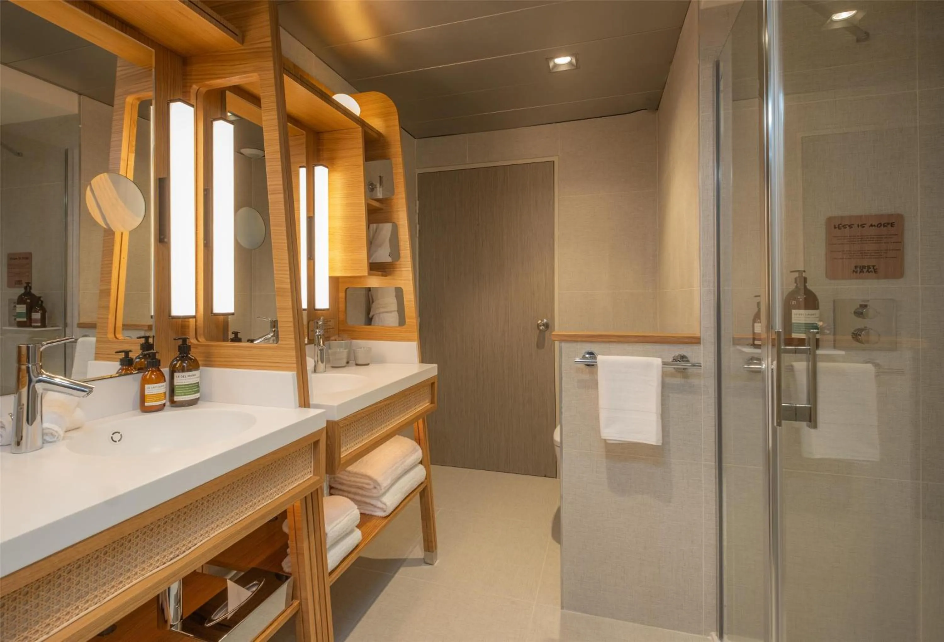 Bathroom in FirstName Toulouse