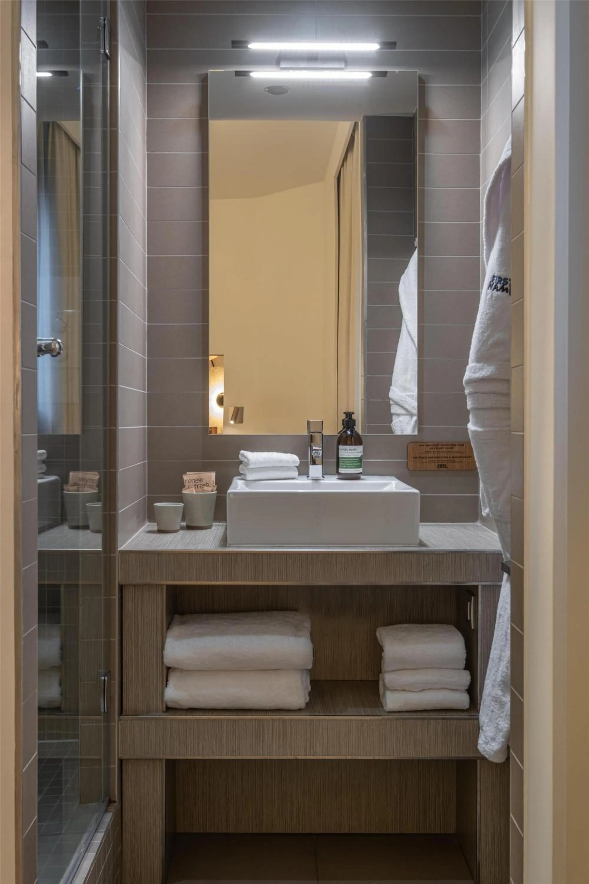 Bathroom in FirstName Toulouse