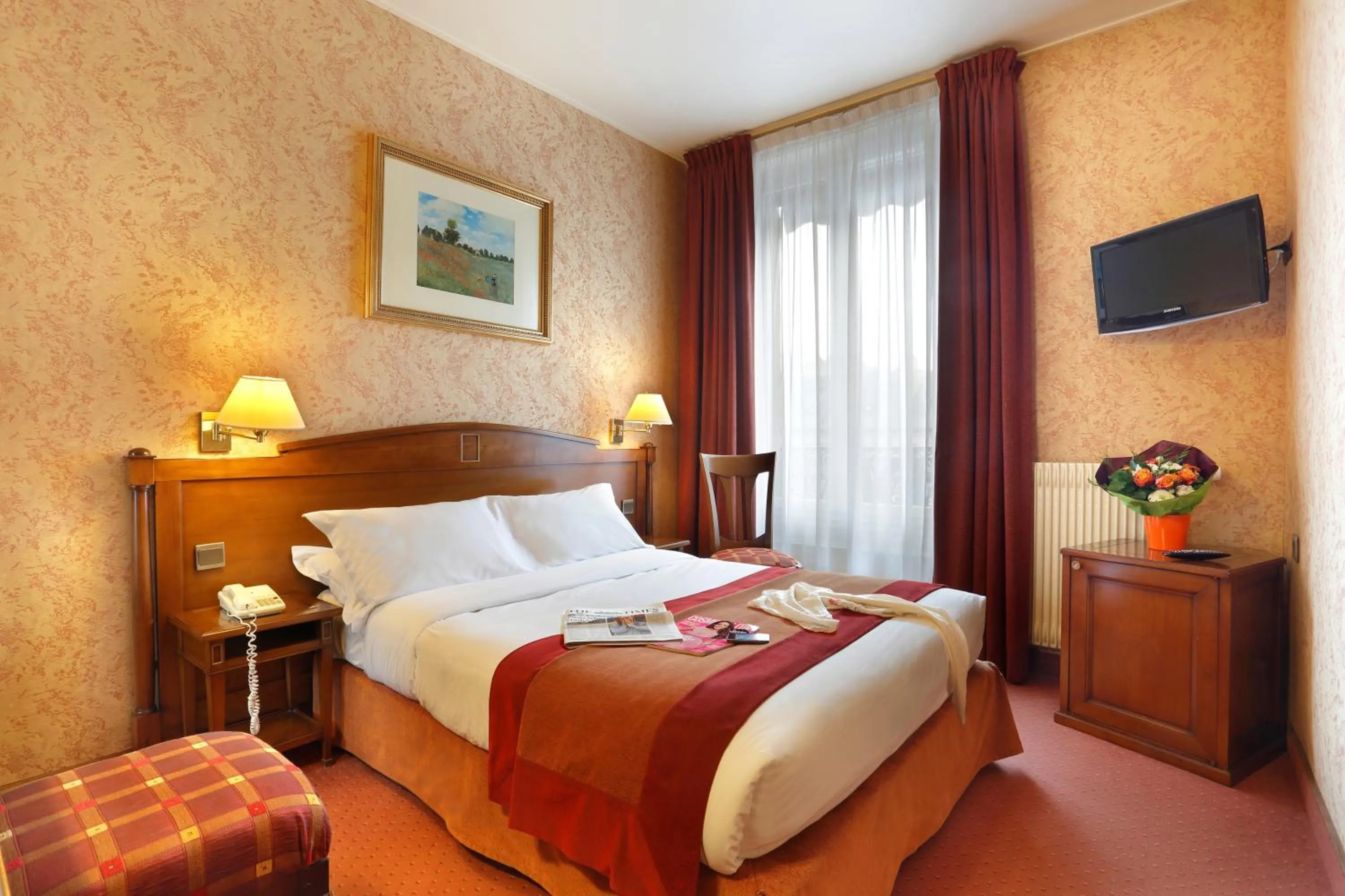 Bedroom, Bed in Hotel Paix Republique