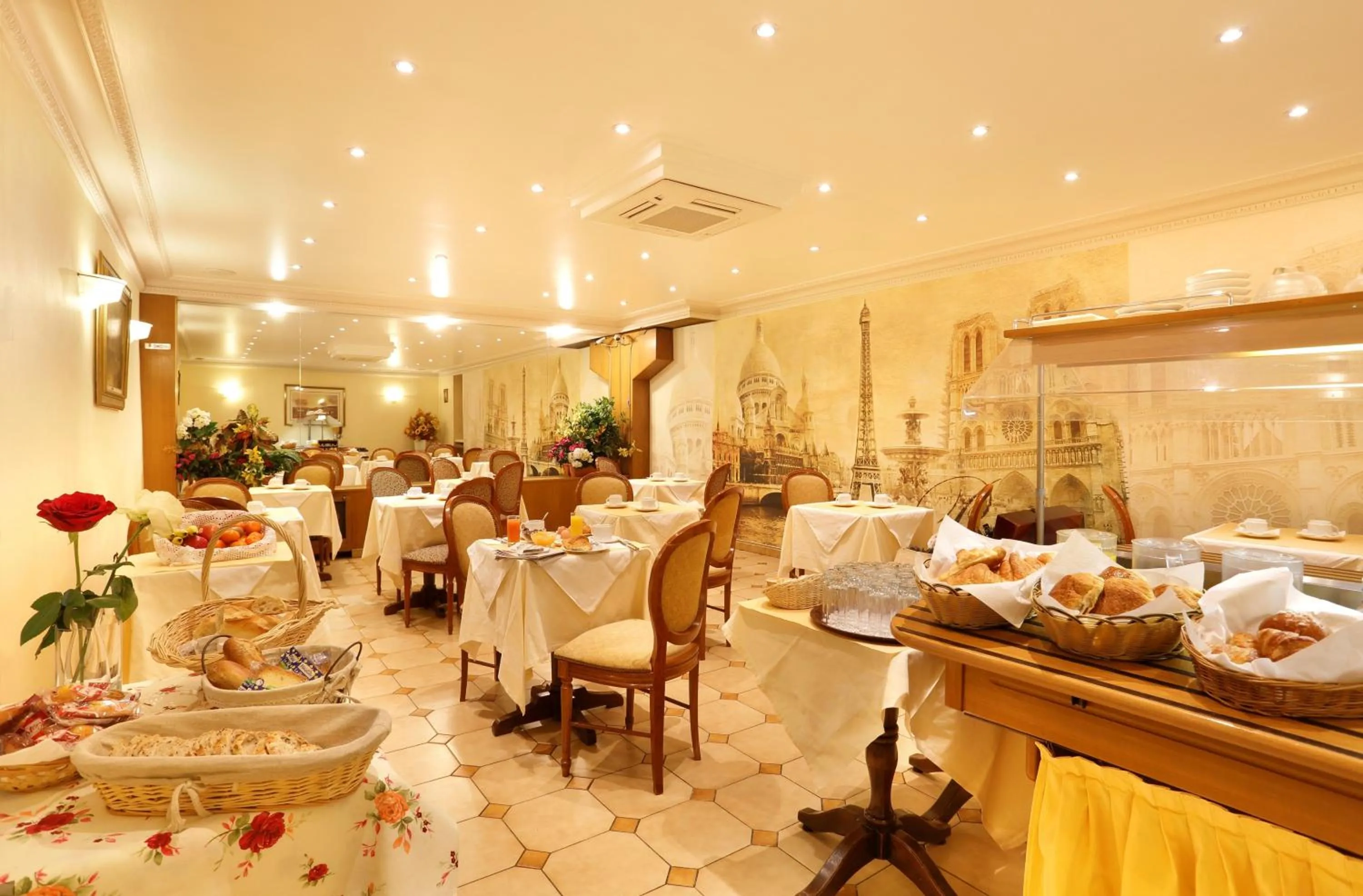 Restaurant/places to eat in Hotel Paix Republique