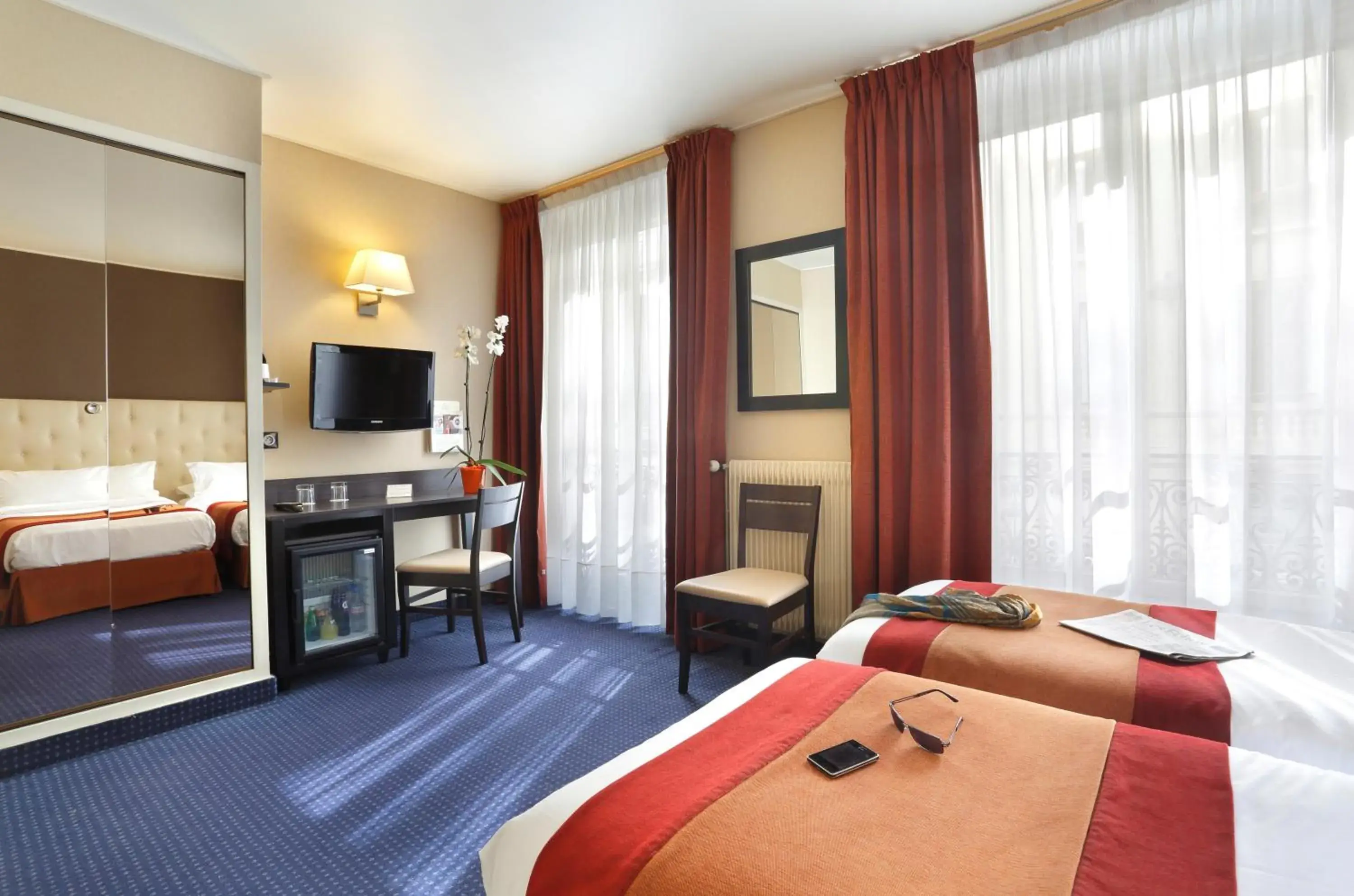 Twin Room in Hotel Paix Republique Twin Room in Hotel Paix Republique