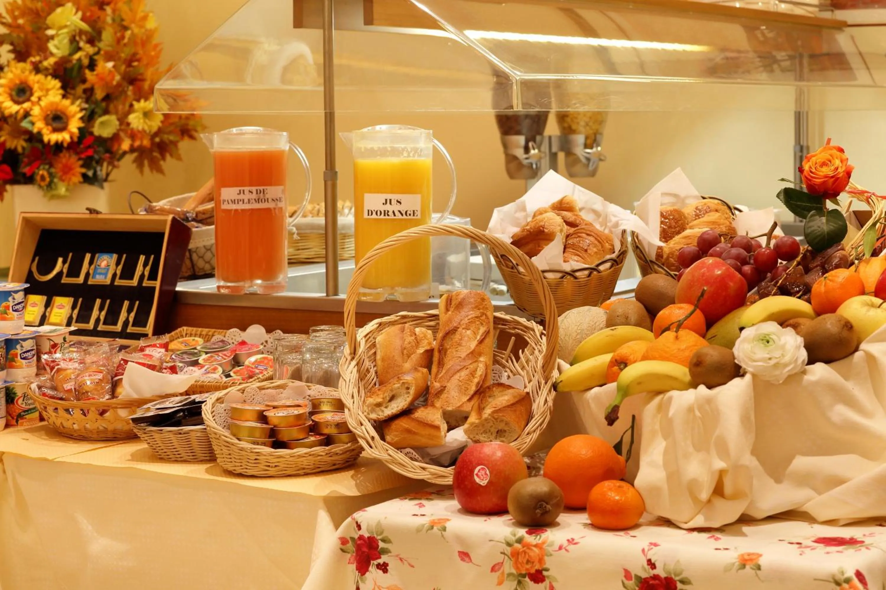 Restaurant/places to eat in Hotel Paix Republique