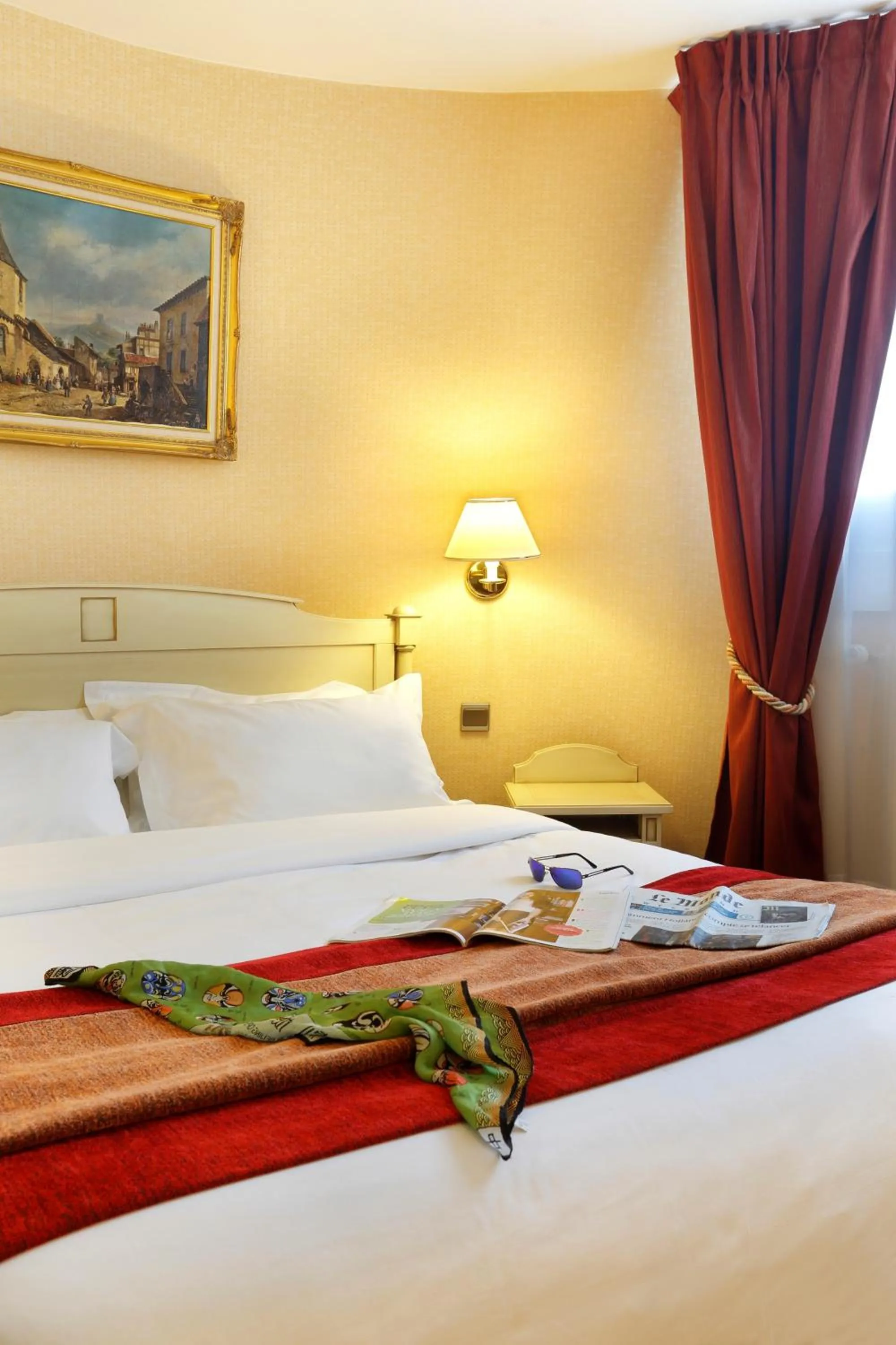 Bedroom, Bed in Hotel Paix Republique