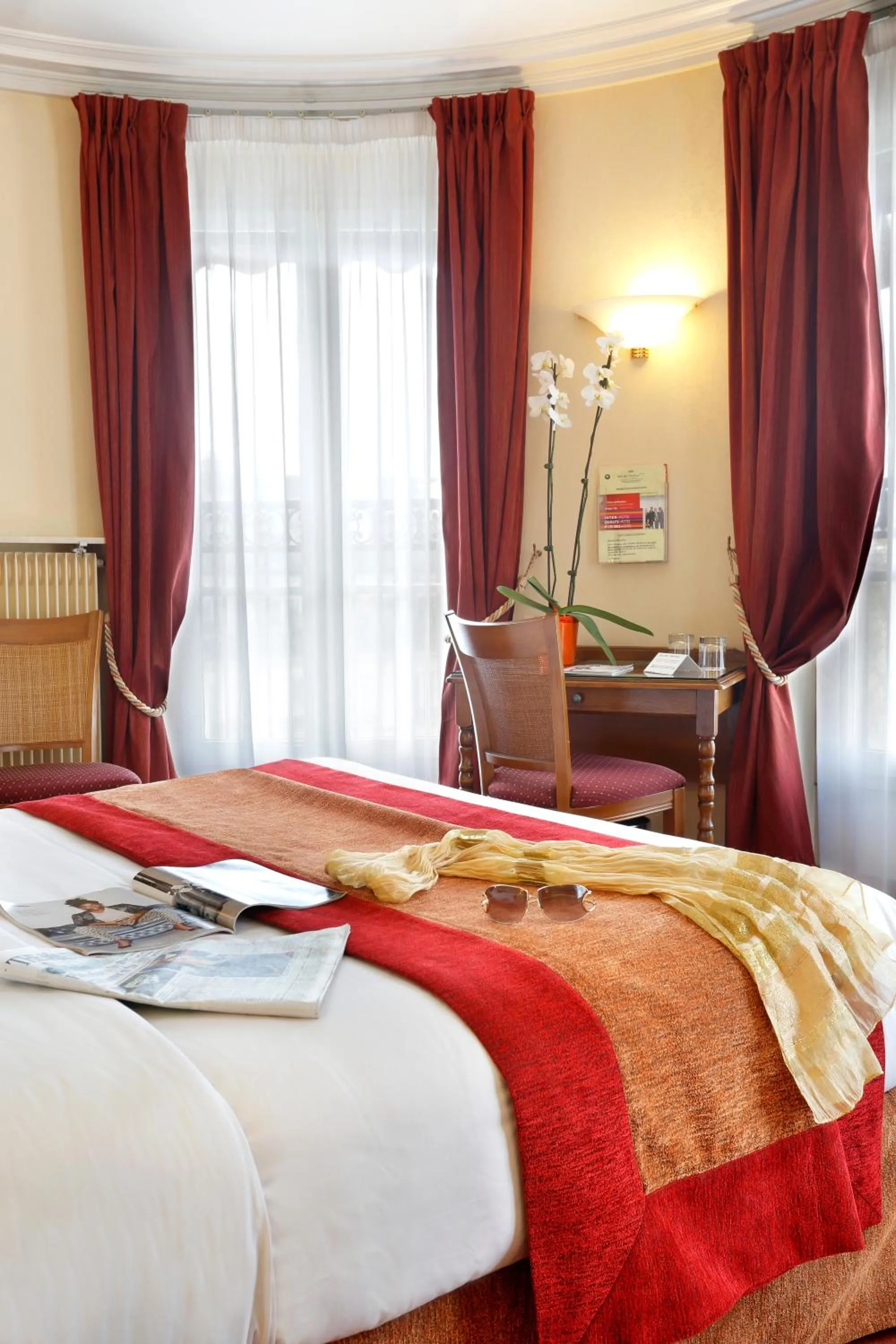 Bedroom, Bed in Hotel Paix Republique