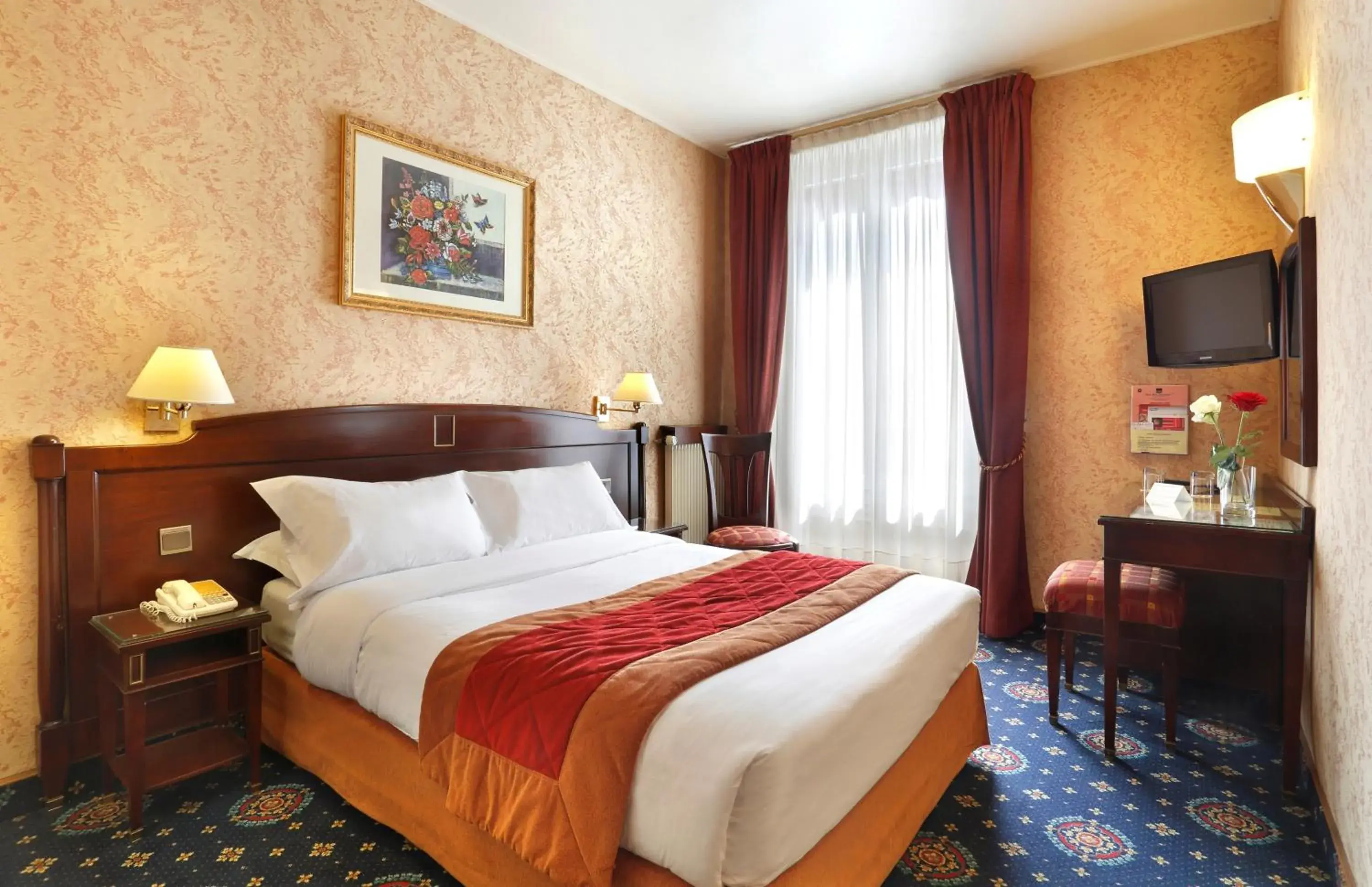 Comfort Double Room in Hotel Paix Republique Comfort Double Room in Hotel Paix Republique