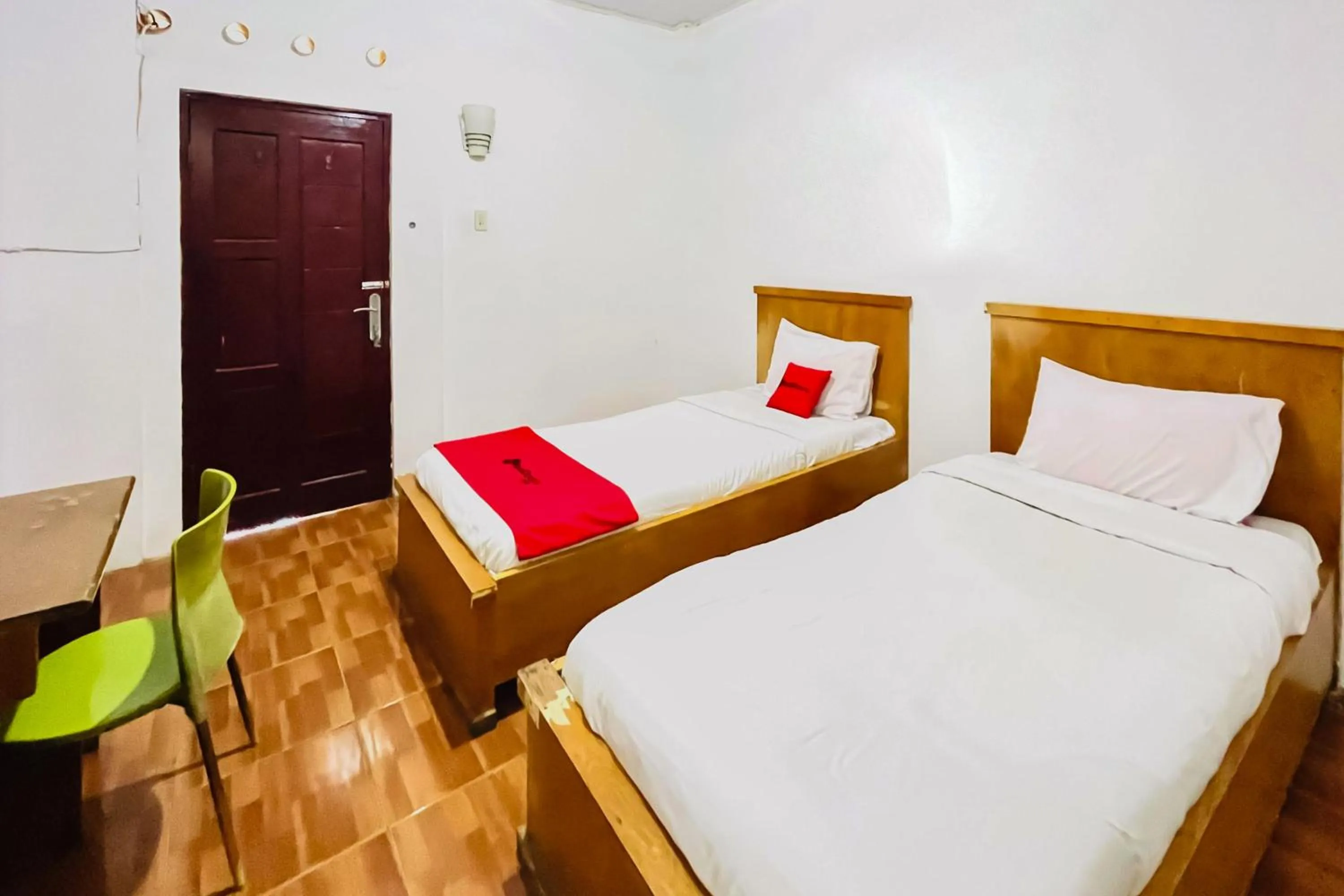 Bedroom, Bed in RedDoorz at Serdika Pavilion Berastagi