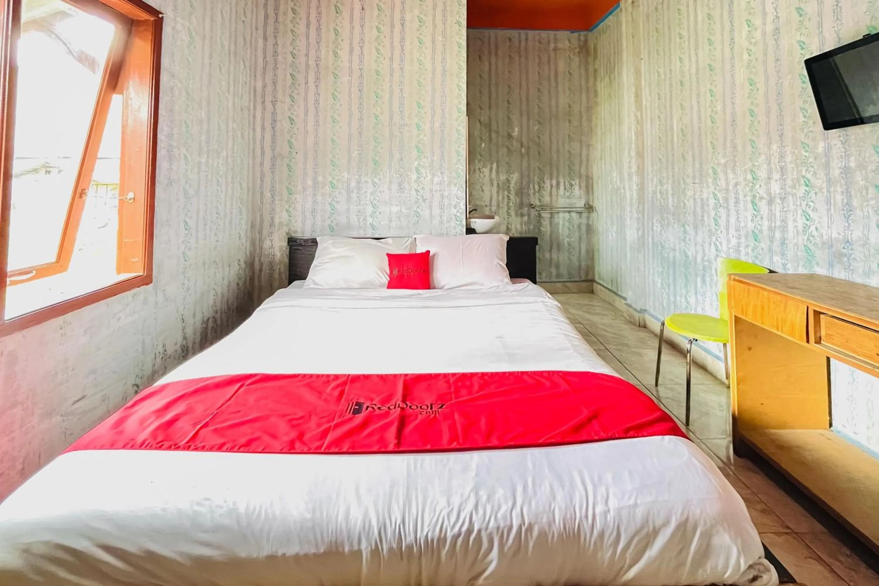 Bedroom, Bed in RedDoorz at Serdika Pavilion Berastagi