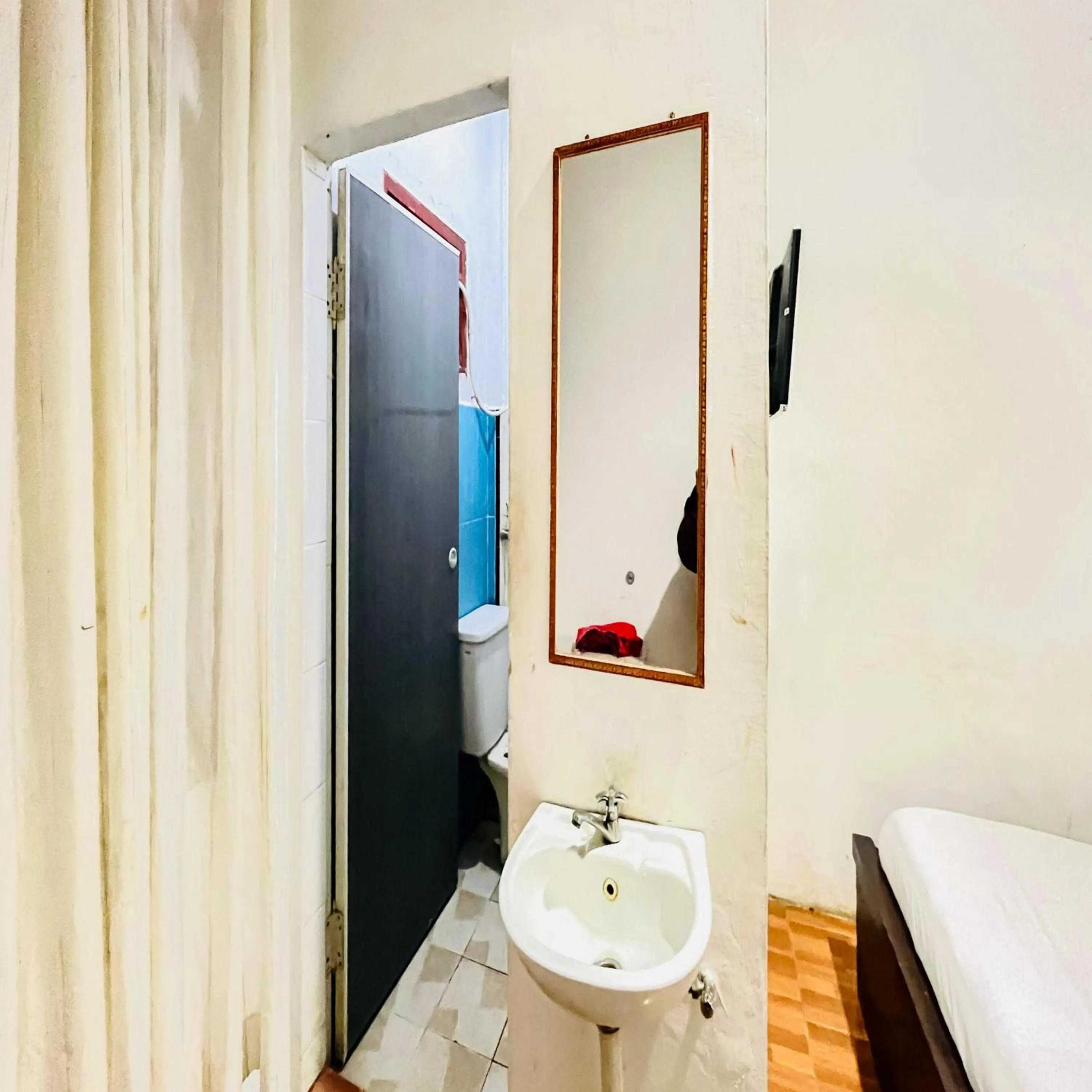 Bathroom in RedDoorz at Serdika Pavilion Berastagi