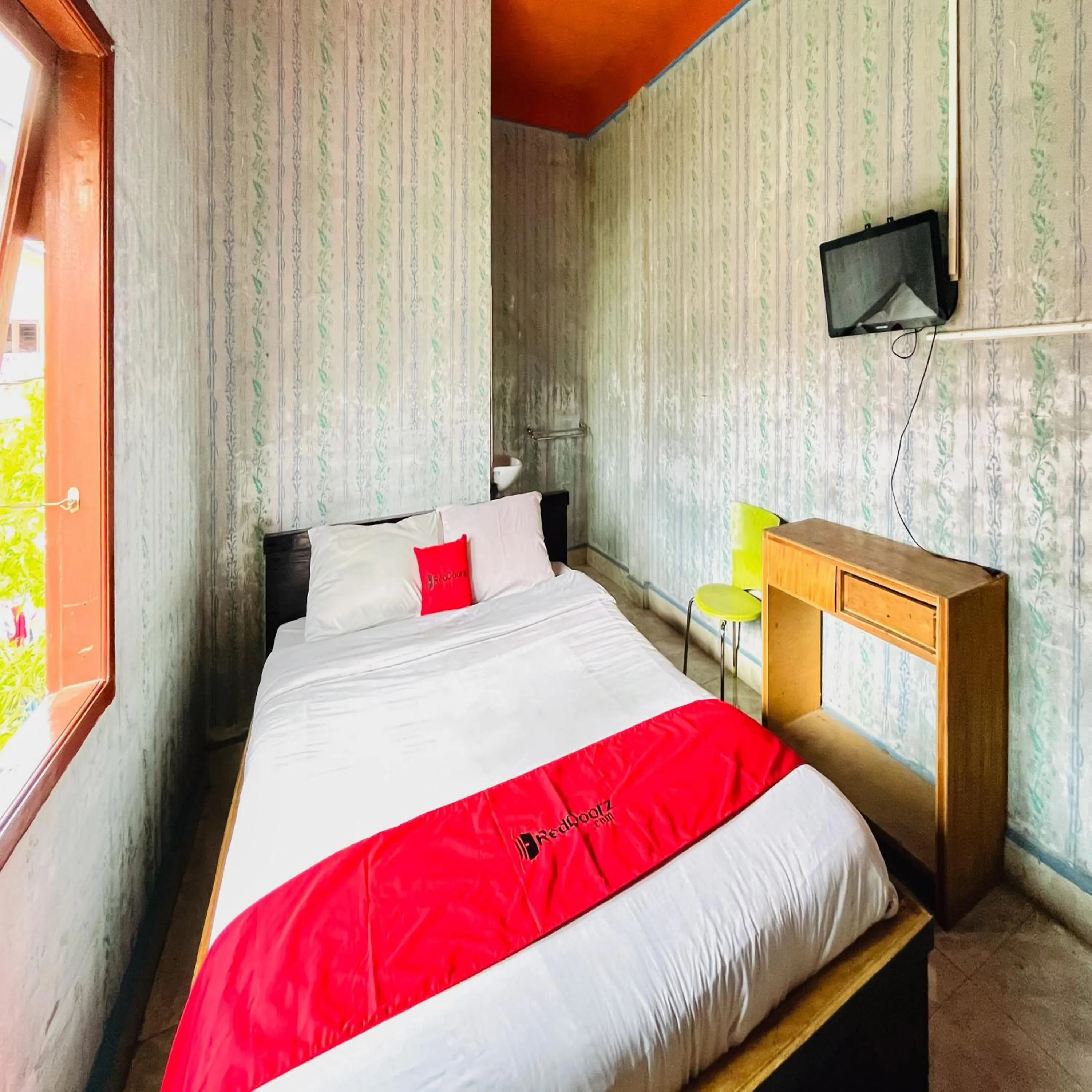 Bedroom, Bed in RedDoorz at Serdika Pavilion Berastagi