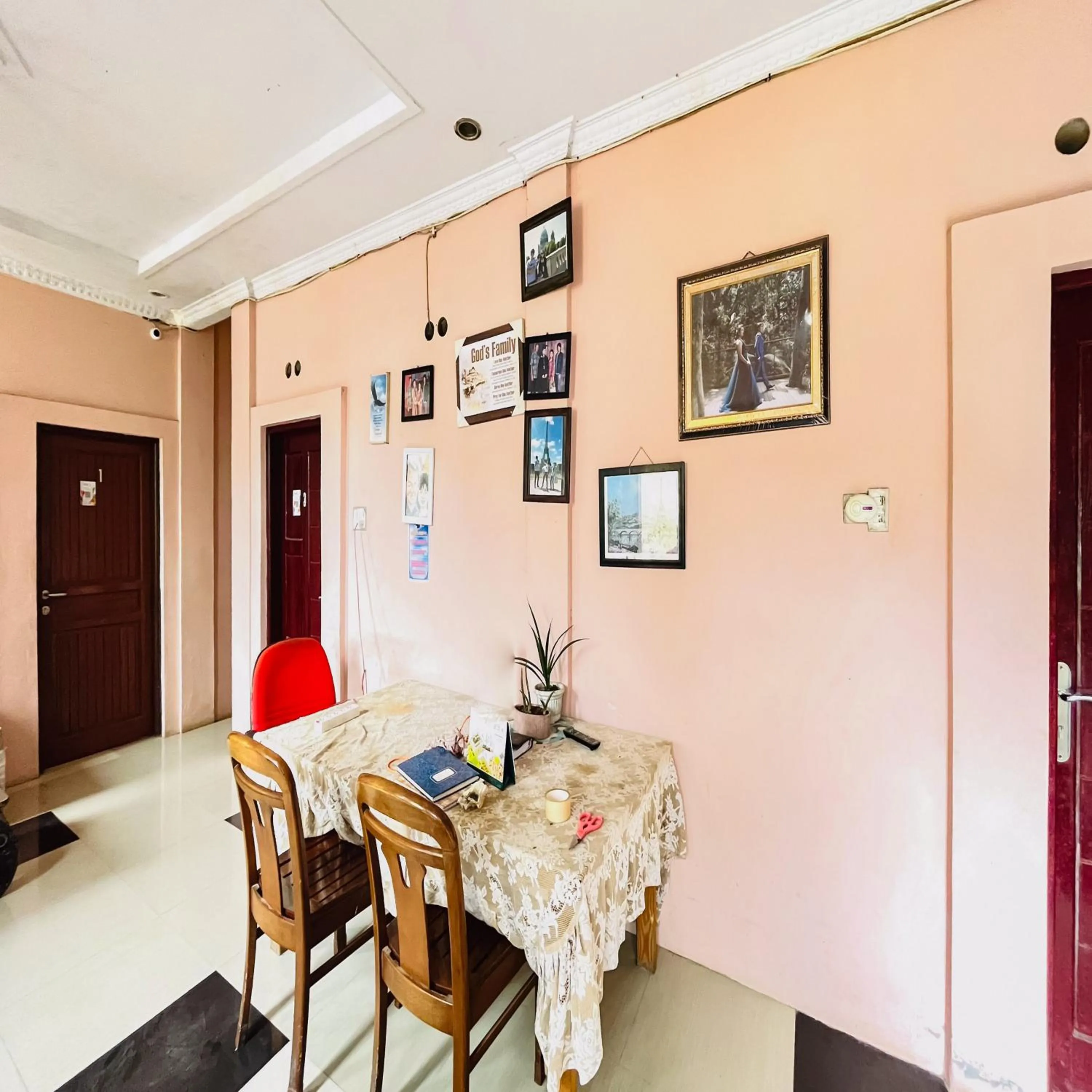 Seating area in RedDoorz at Serdika Pavilion Berastagi