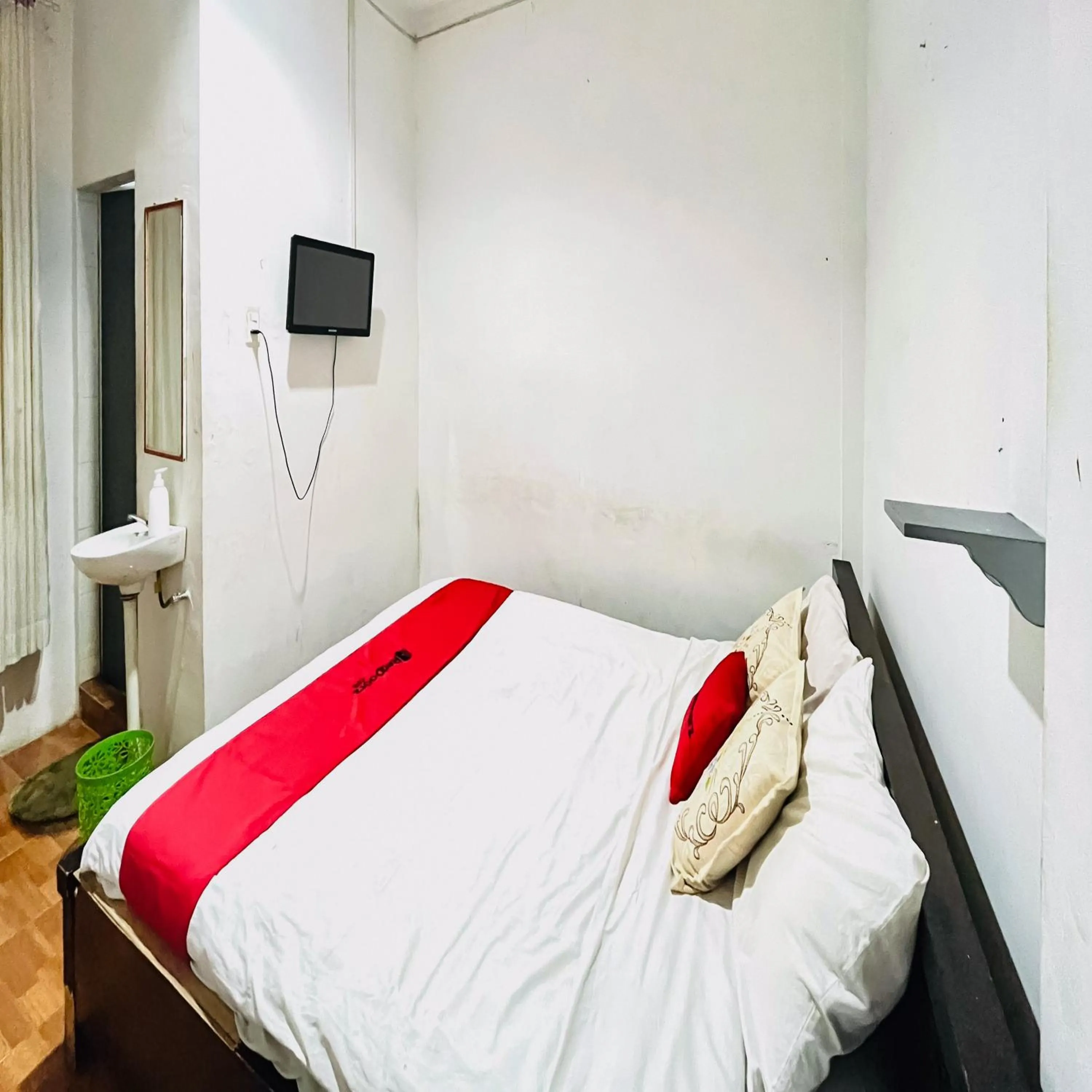 Bedroom, Bed in RedDoorz at Serdika Pavilion Berastagi