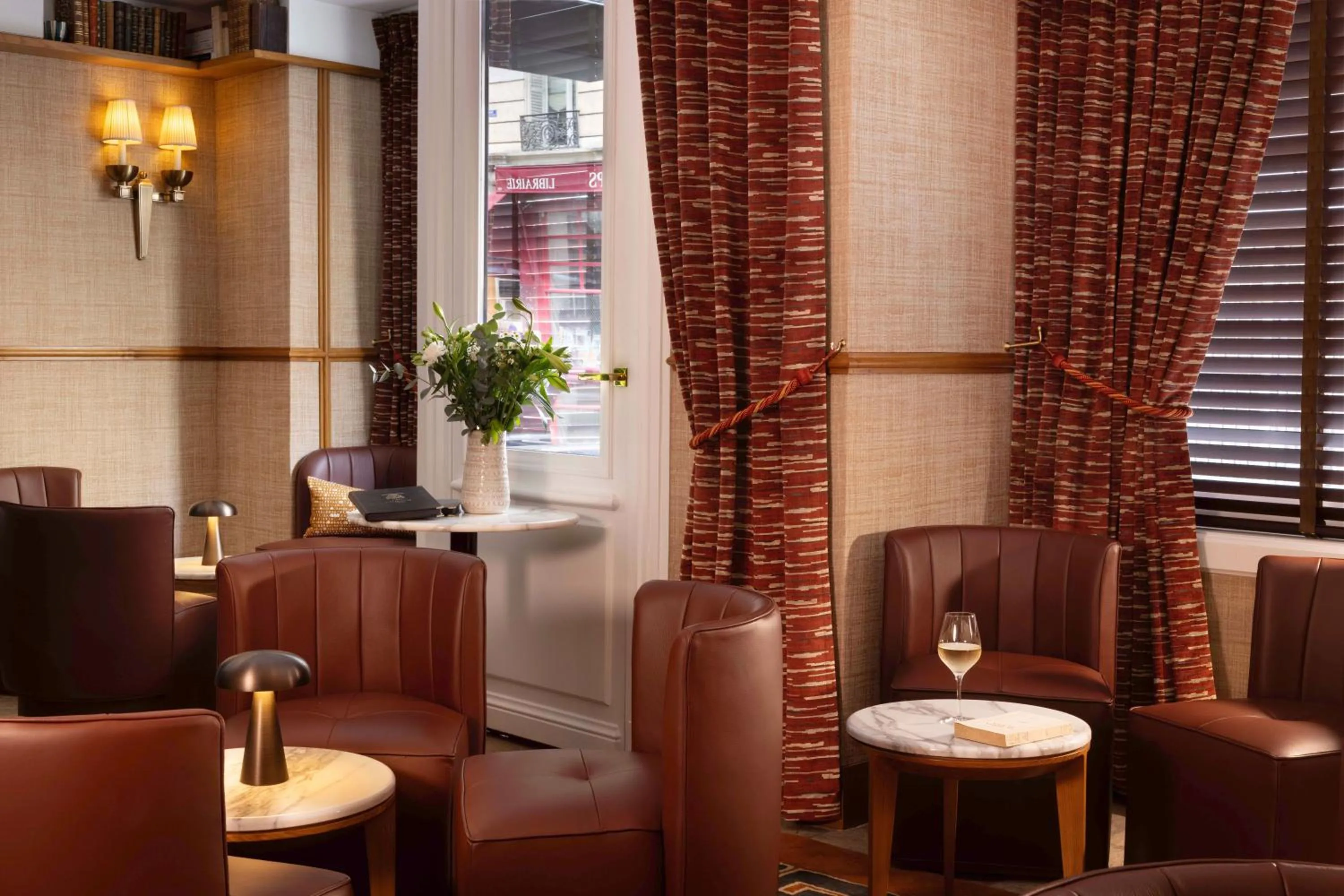 Lounge or bar in Hôtel D'Aubusson