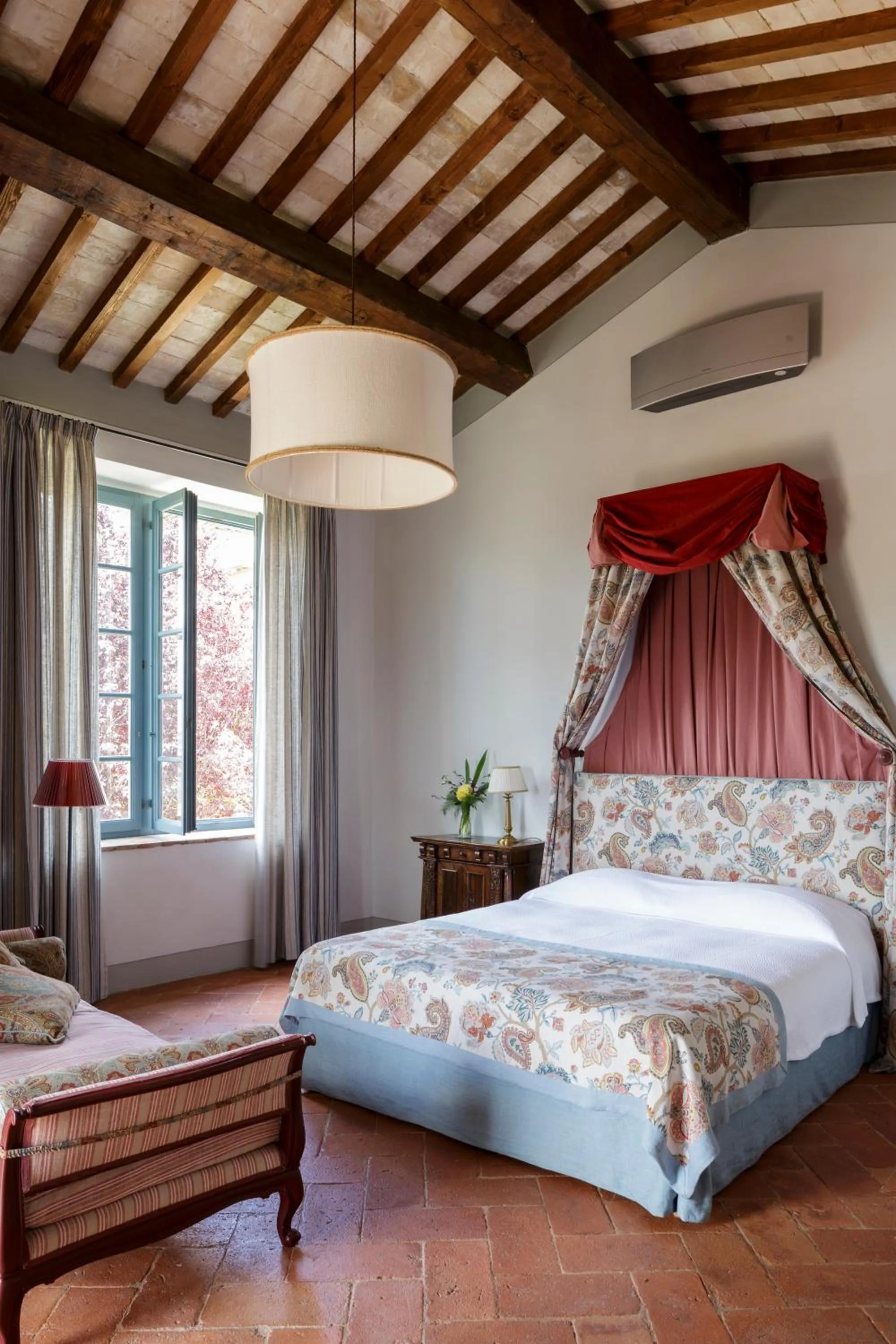 Bed in Borgo Pignano Tuscany