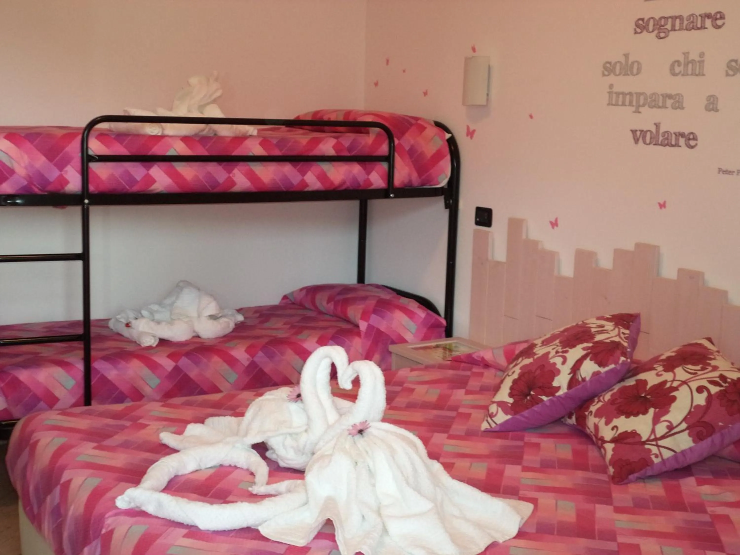 Decorative detail in A 2 Passi Dagli Dei