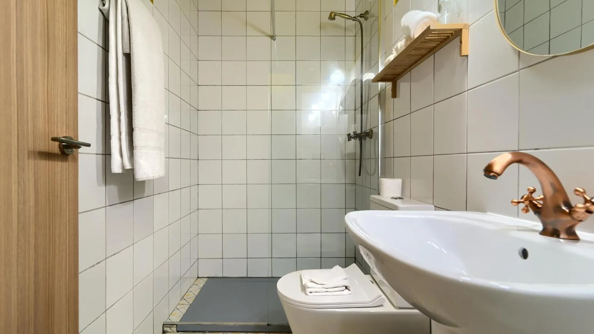 Shower in Hografic Hotel