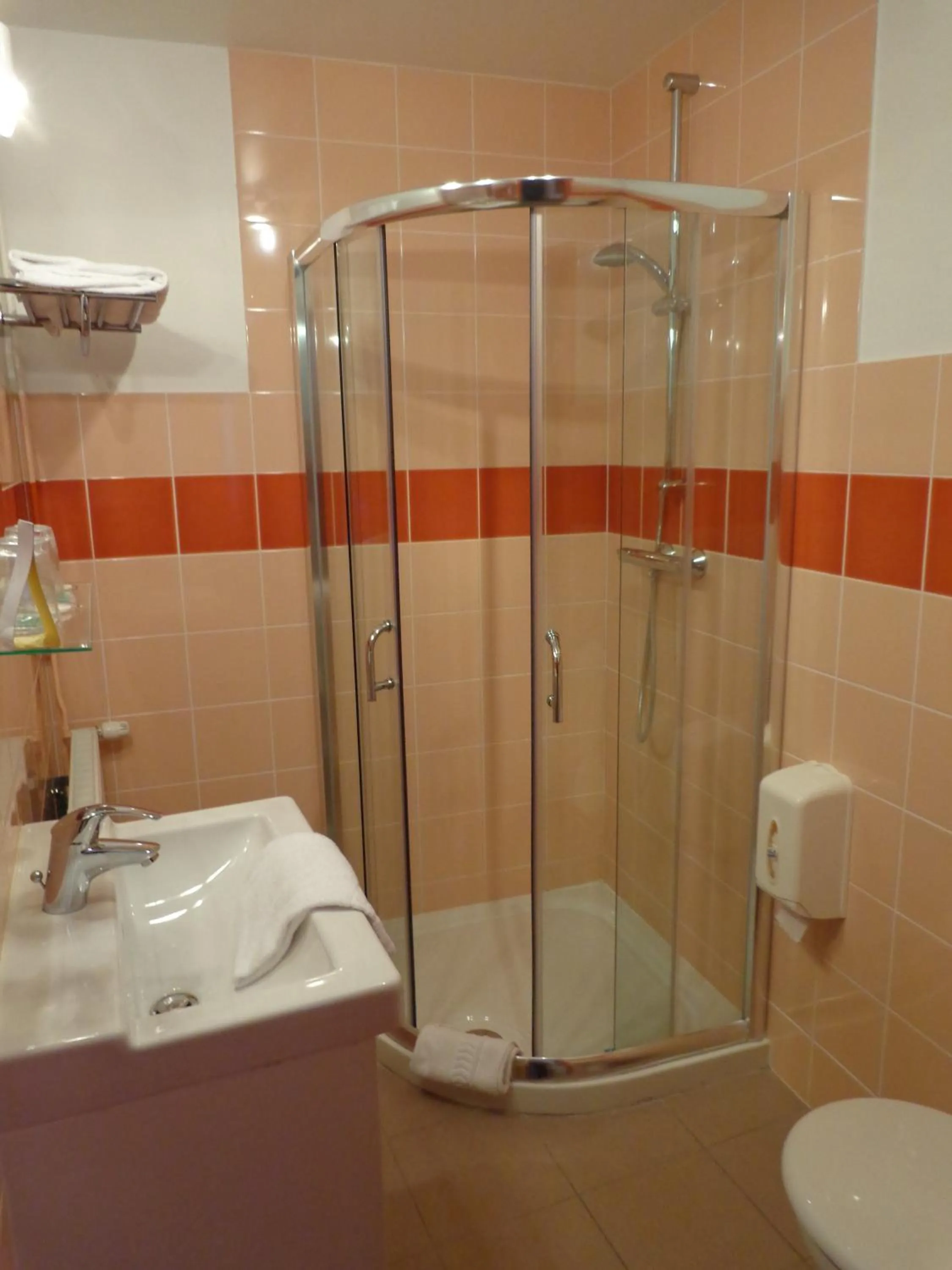 Bathroom in Cit'Hotel du Tigre