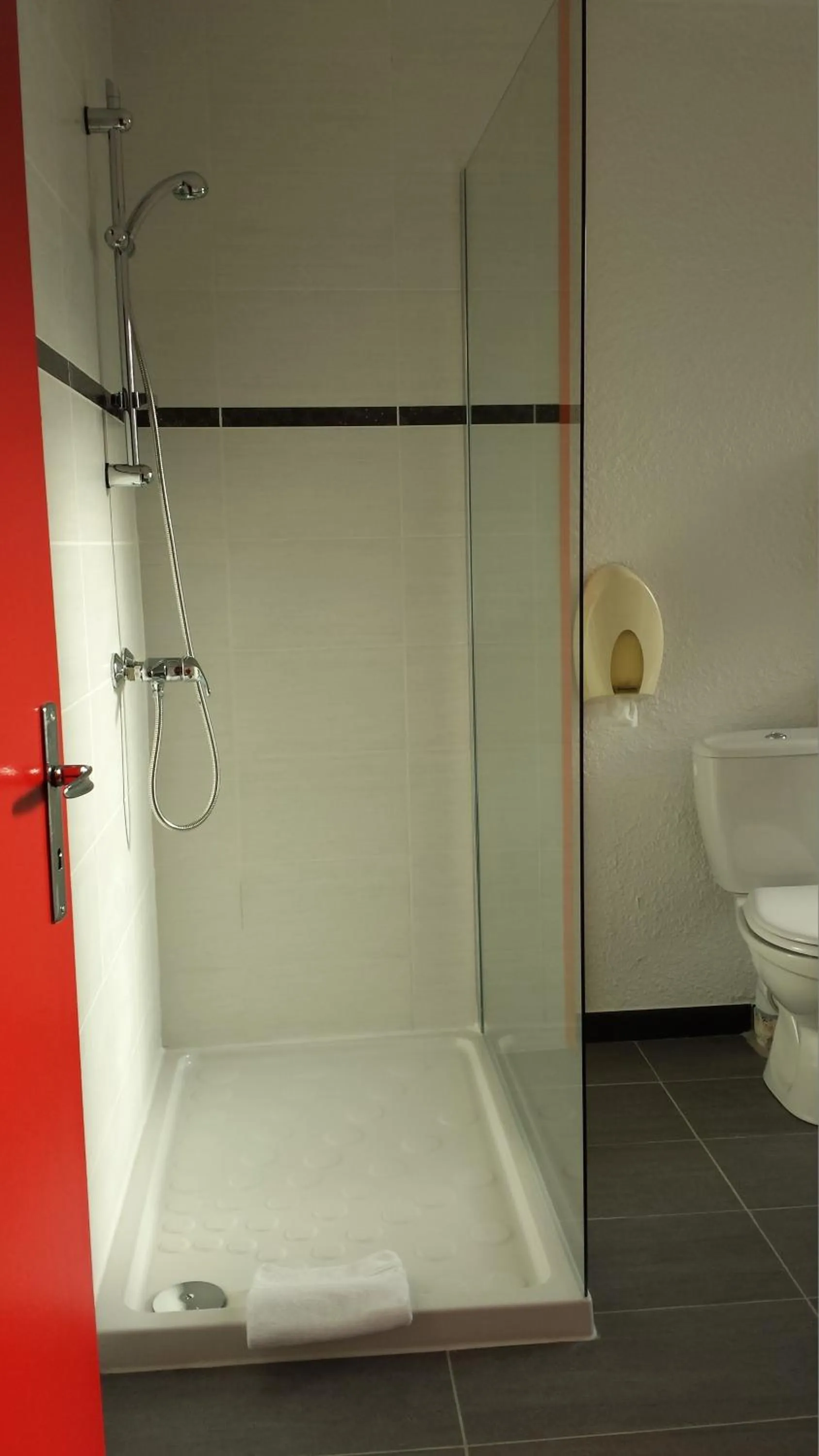 Shower in Cit'Hotel du Tigre