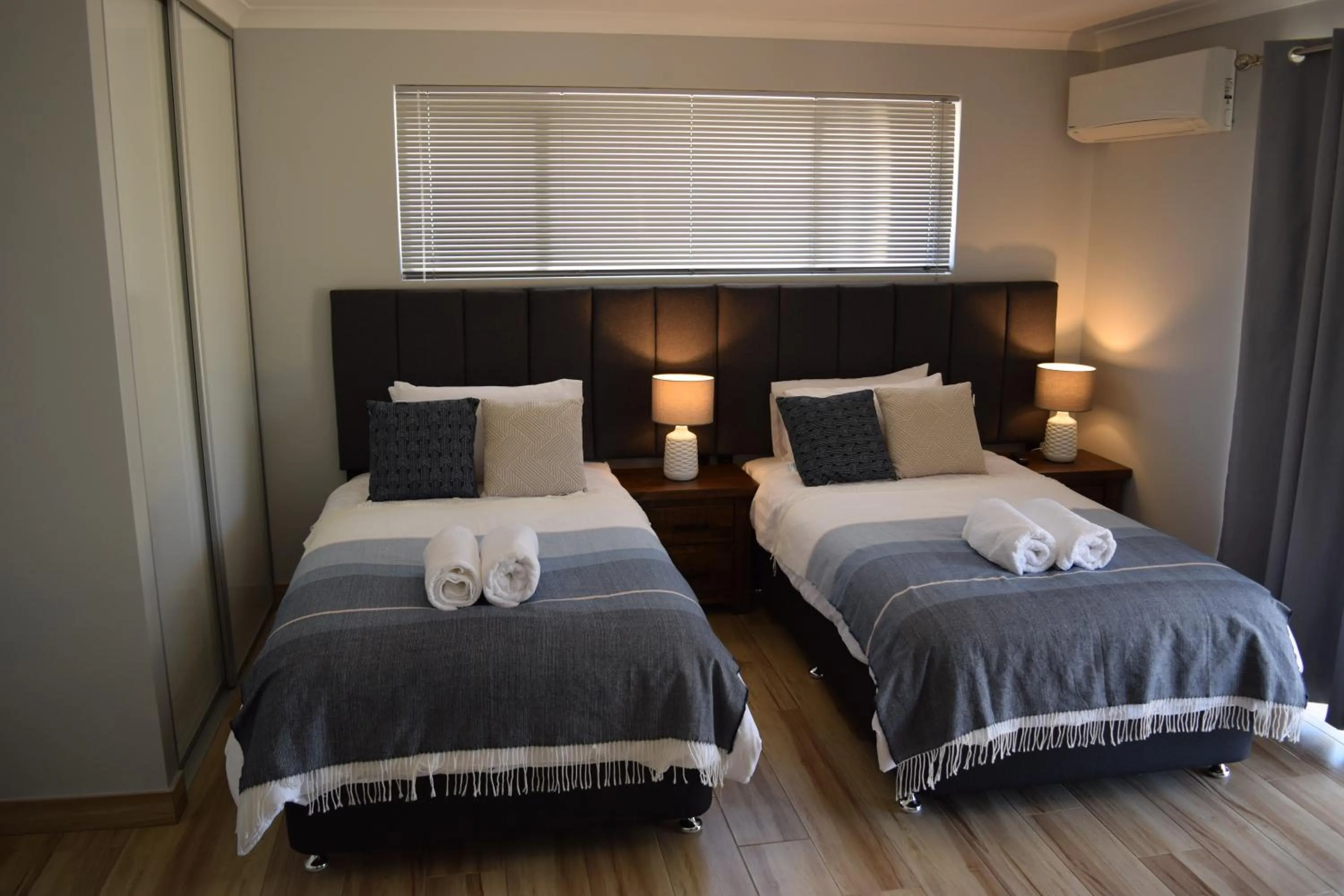 Photo of the whole room, Bed in Eagle Bay House