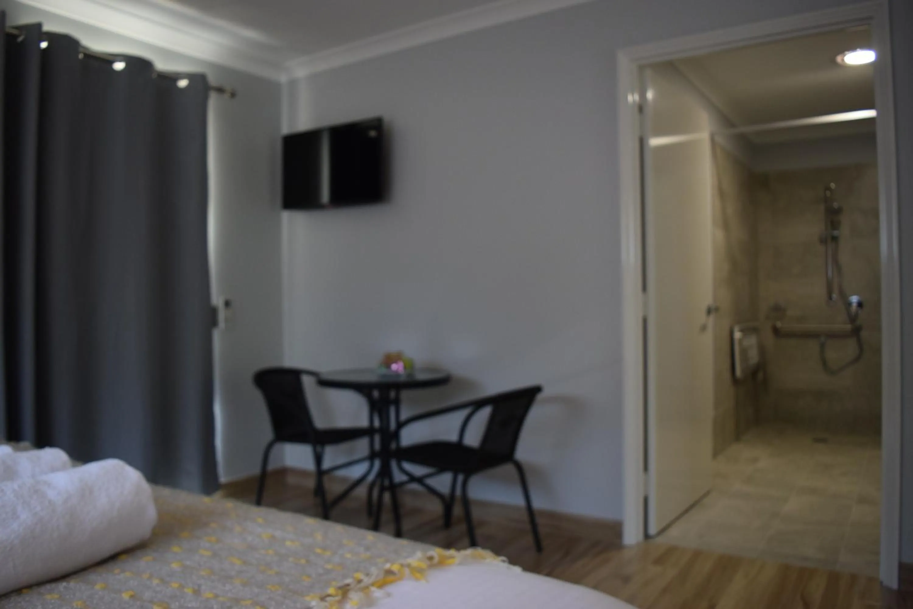 Photo of the whole room, Bed in Eagle Bay House