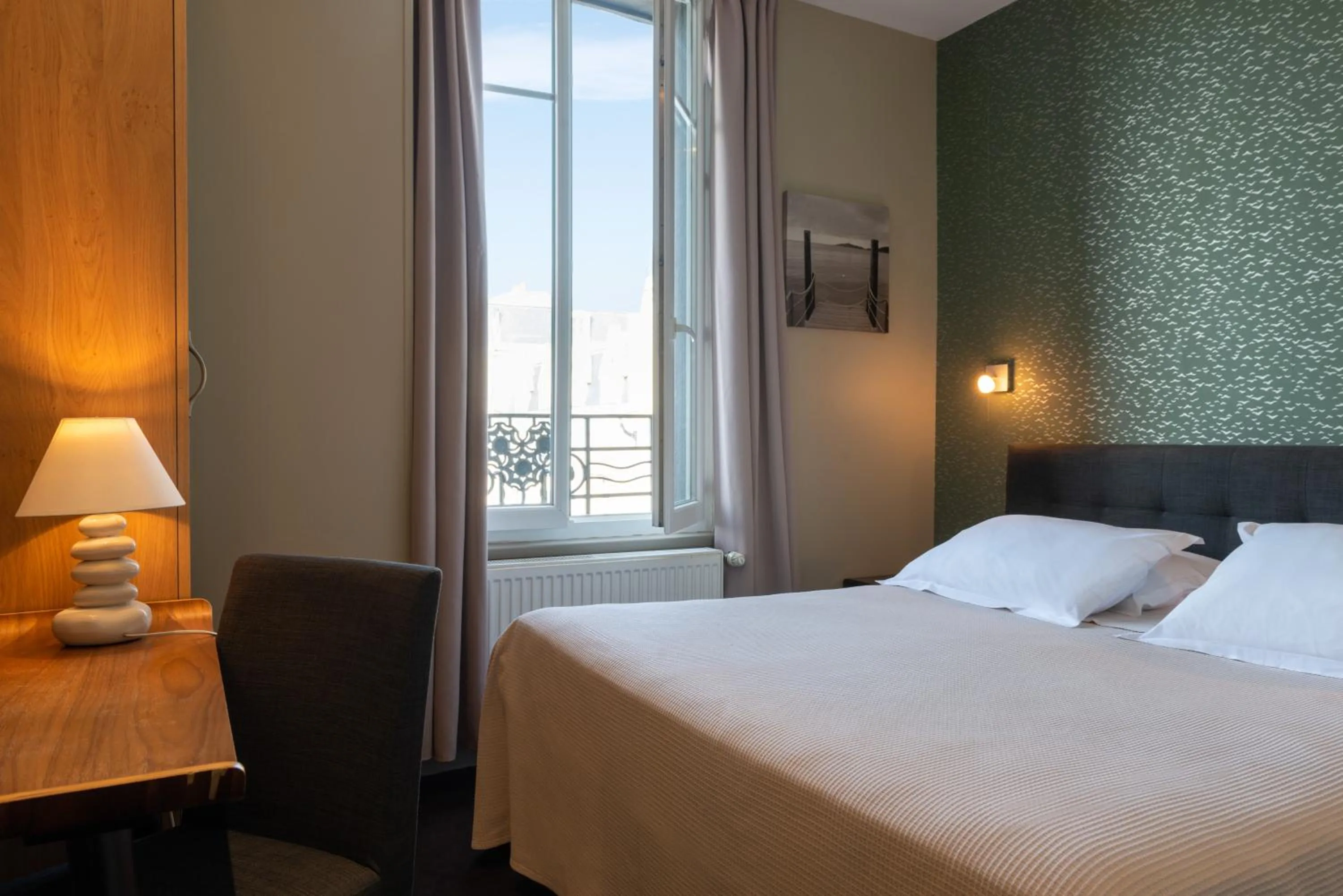 Bed in The Originals Boutique, Hôtel La Villa Marine, Le Tréport