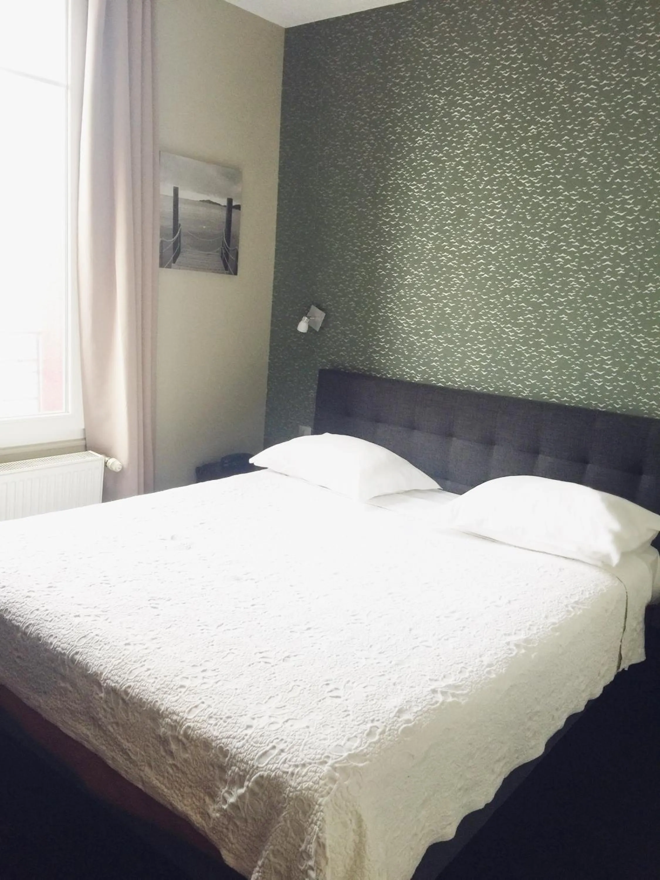 Shower, Bed in The Originals Boutique, Hôtel La Villa Marine, Le Tréport