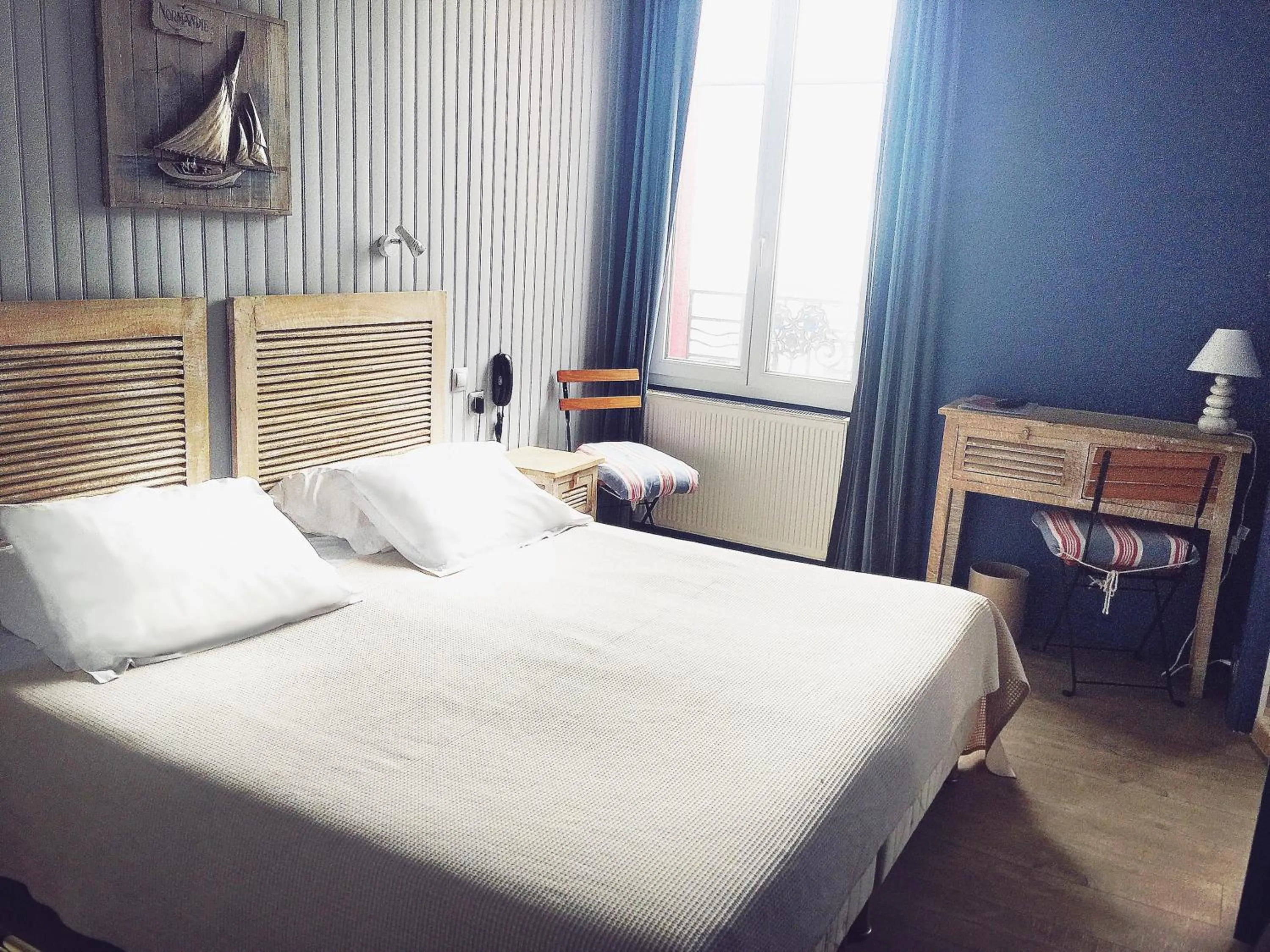 Shower, Bed in The Originals Boutique, Hôtel La Villa Marine, Le Tréport