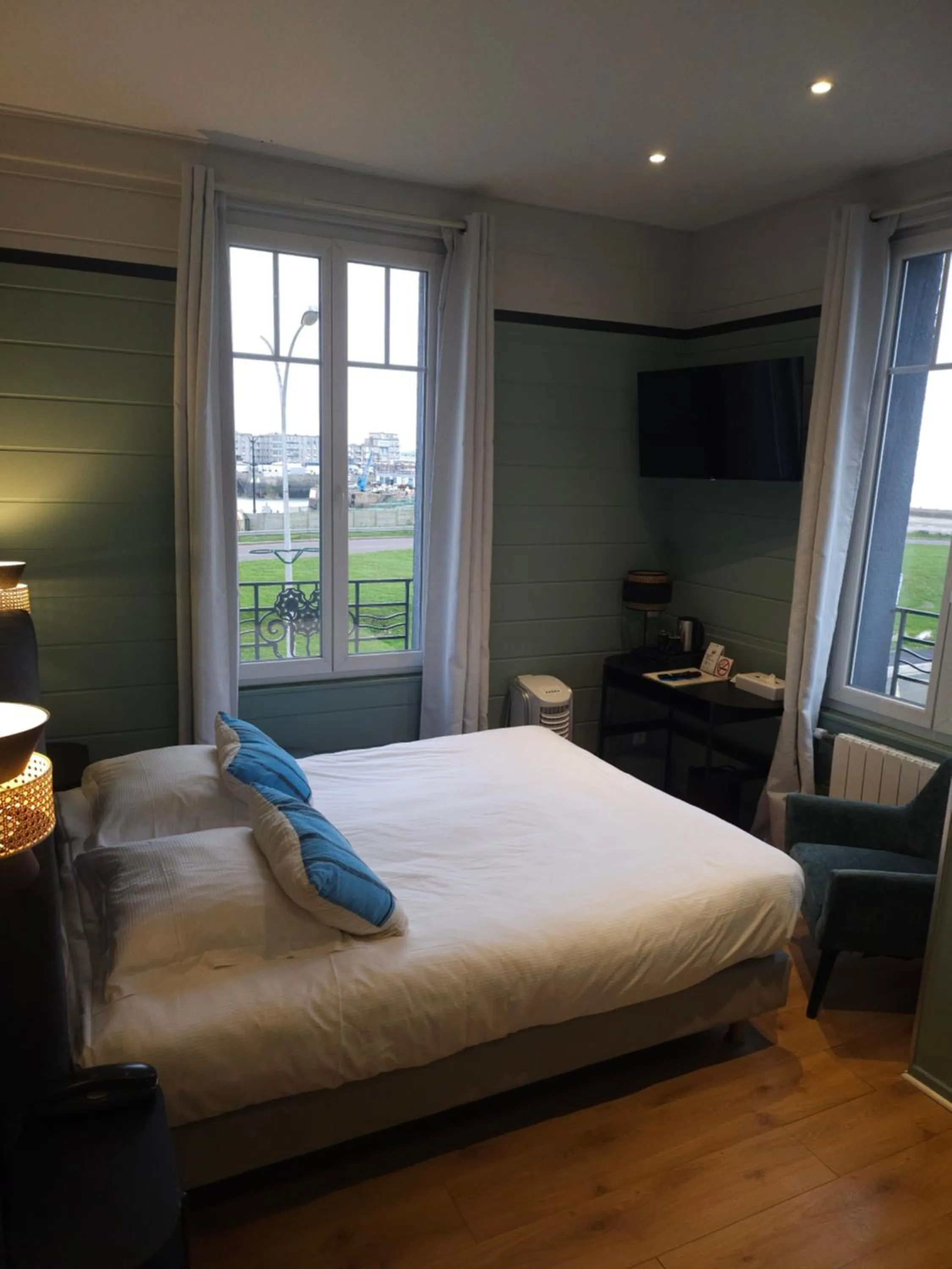 Bed in The Originals Boutique, Hôtel La Villa Marine, Le Tréport