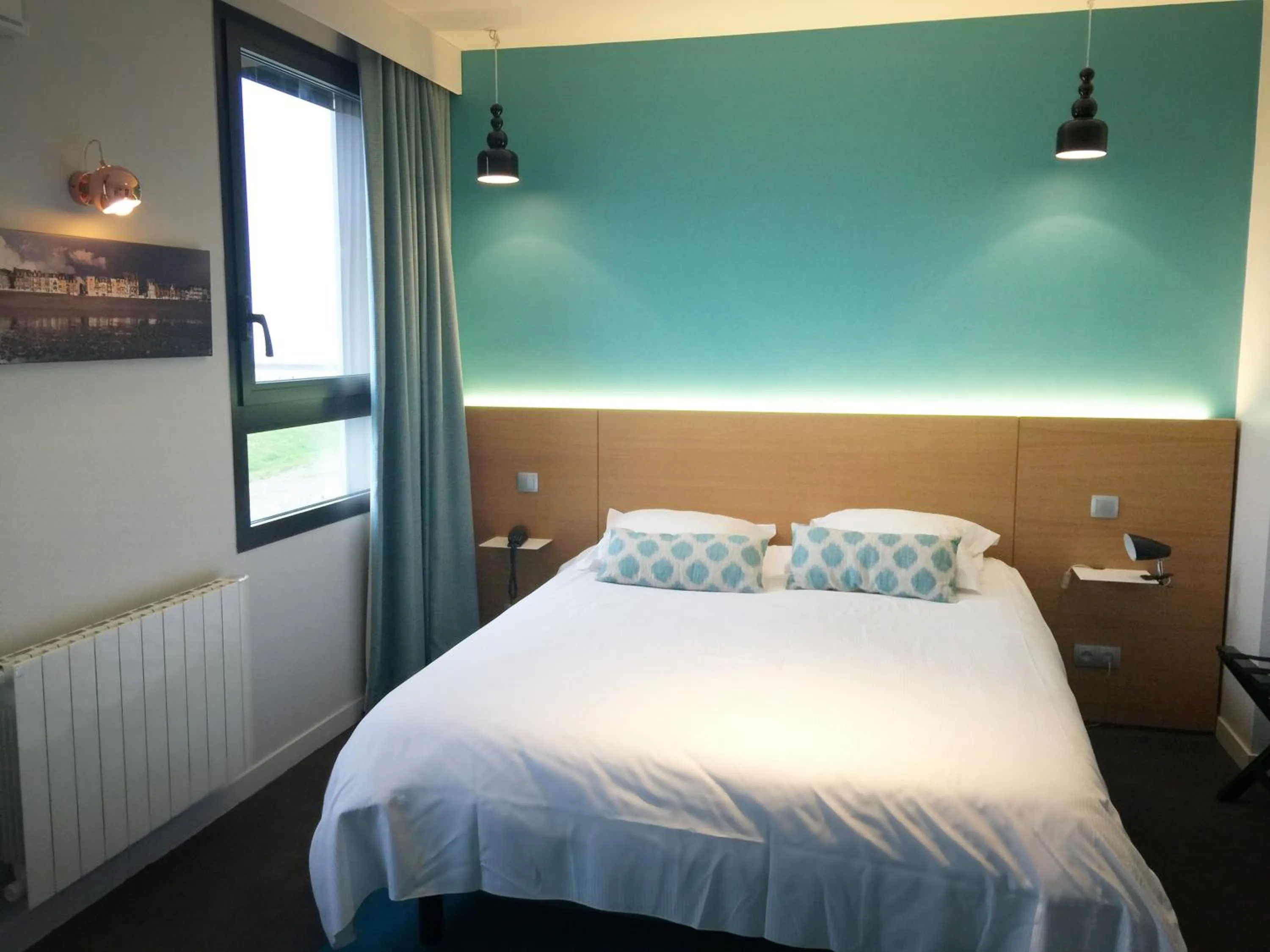 Bed in The Originals Boutique, Hôtel La Villa Marine, Le Tréport