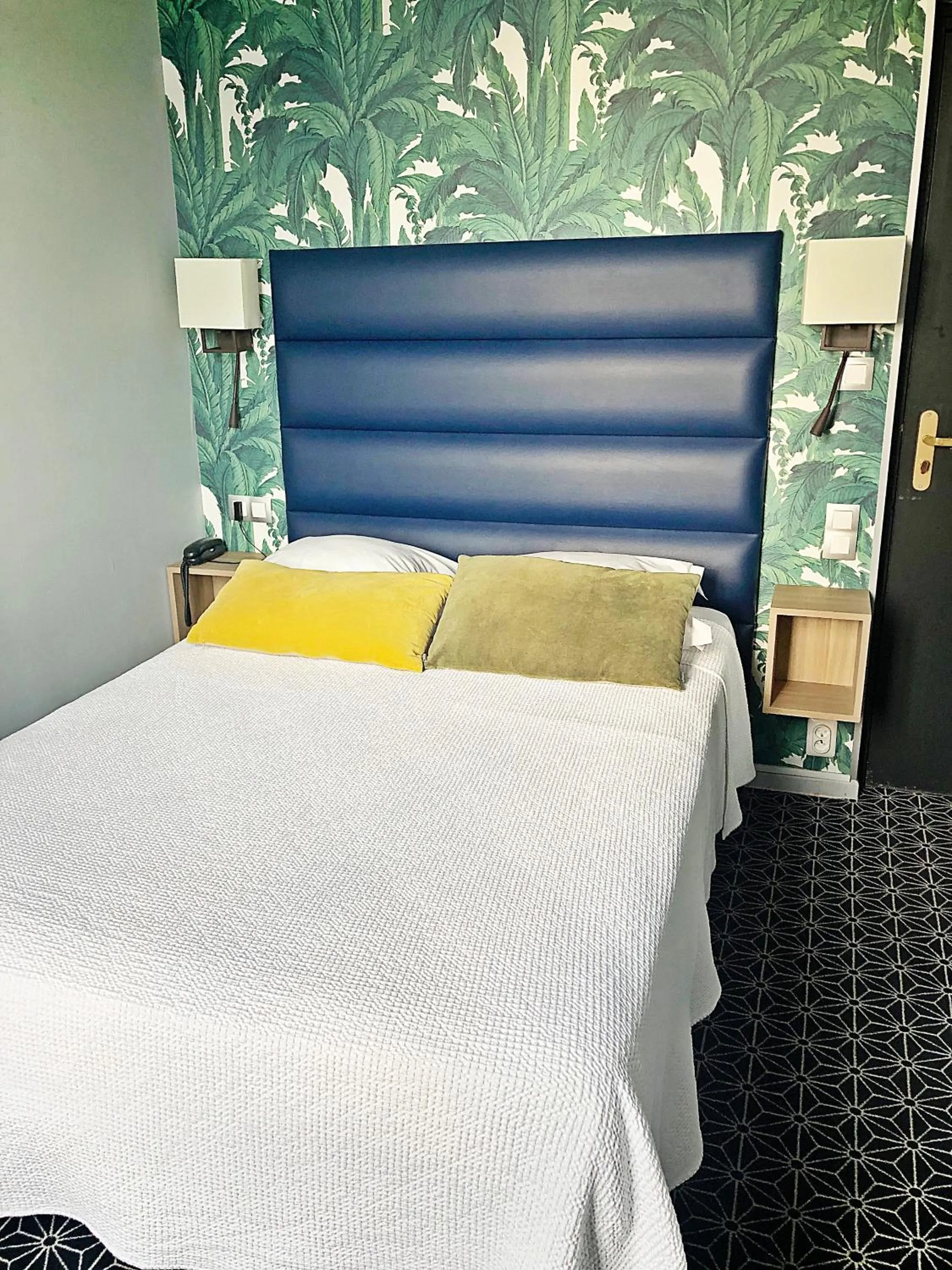 Bed in The Originals Boutique, Hôtel La Villa Marine, Le Tréport