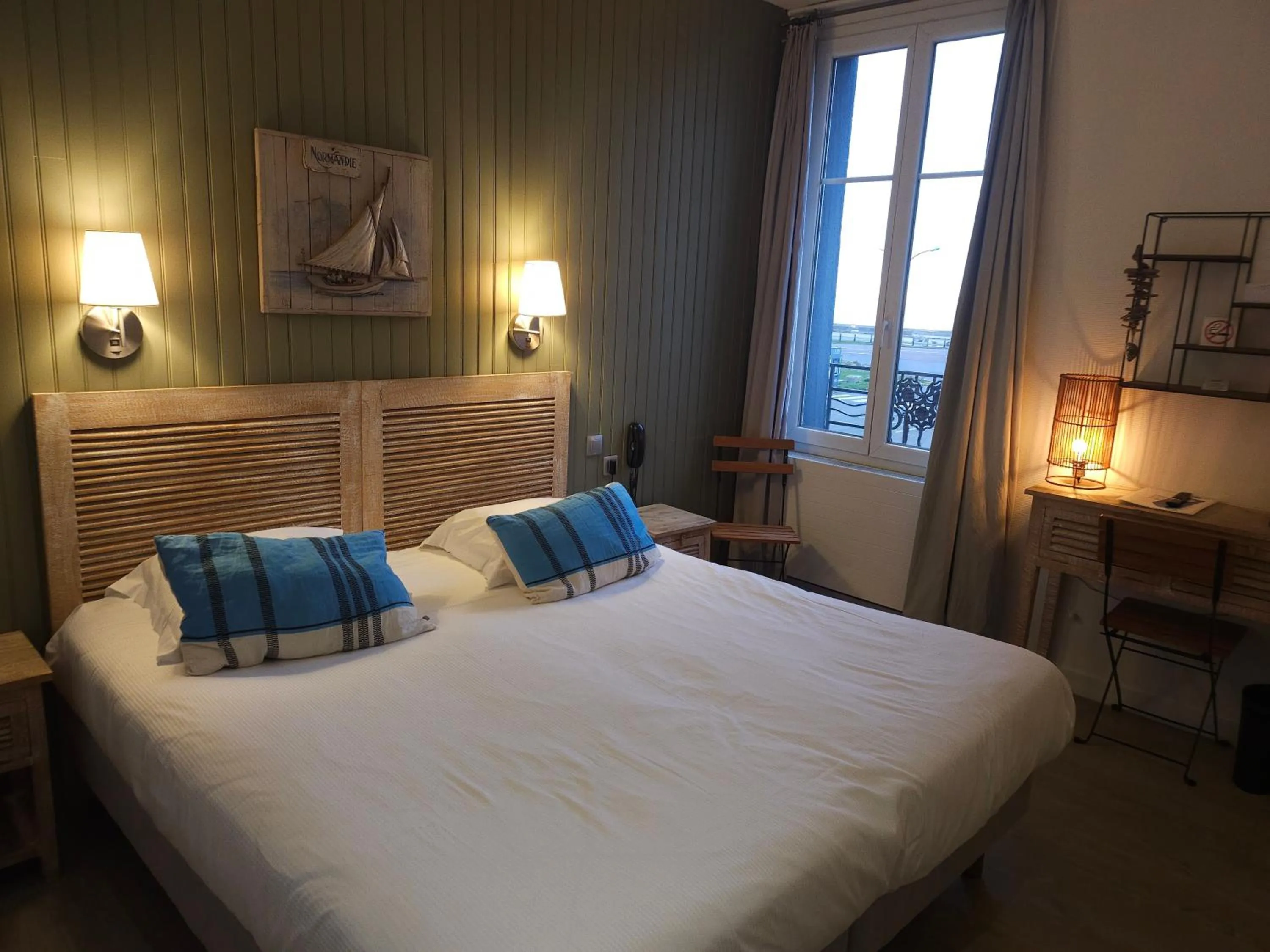 Bed in The Originals Boutique, Hôtel La Villa Marine, Le Tréport