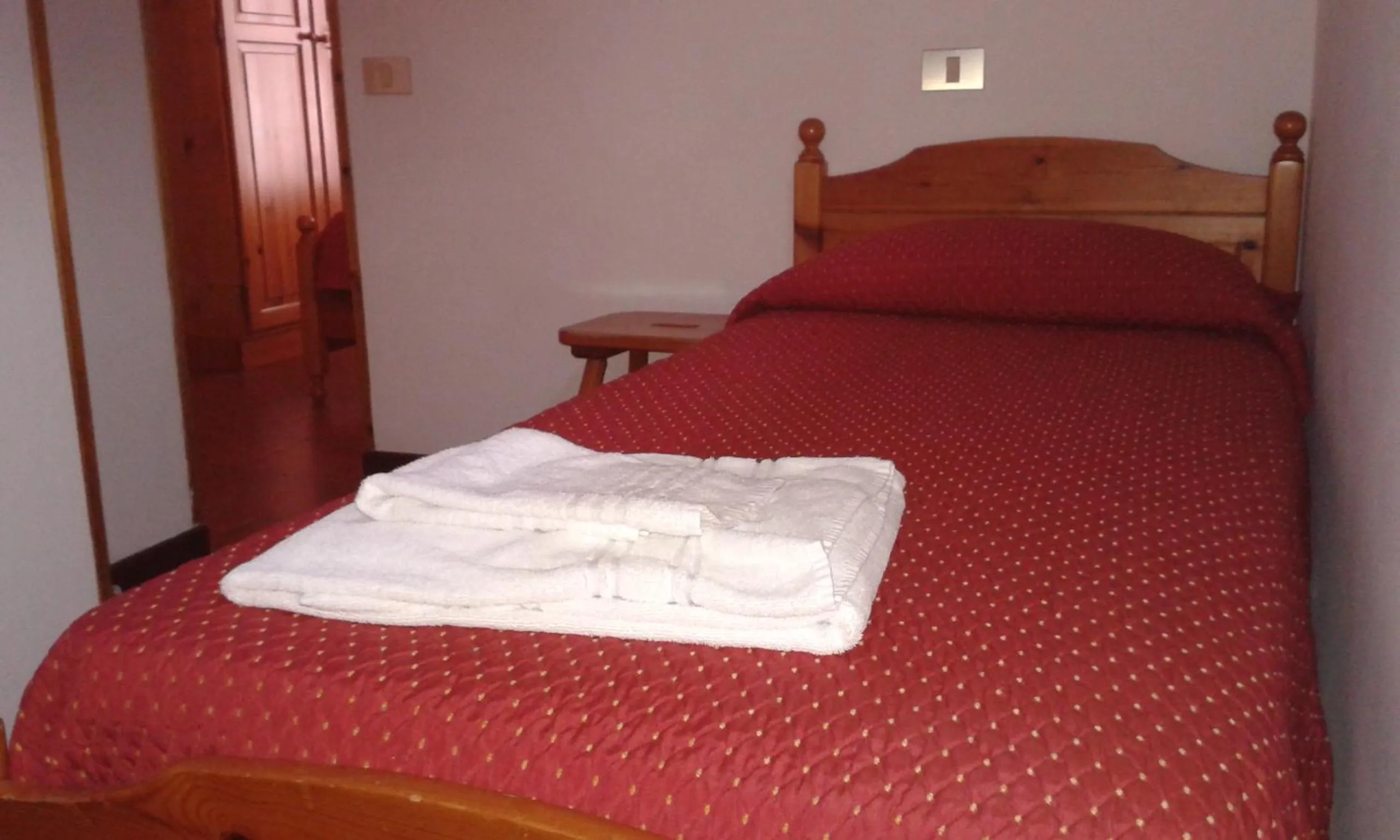 Photo of the whole room, Bed in Cervinia Due
