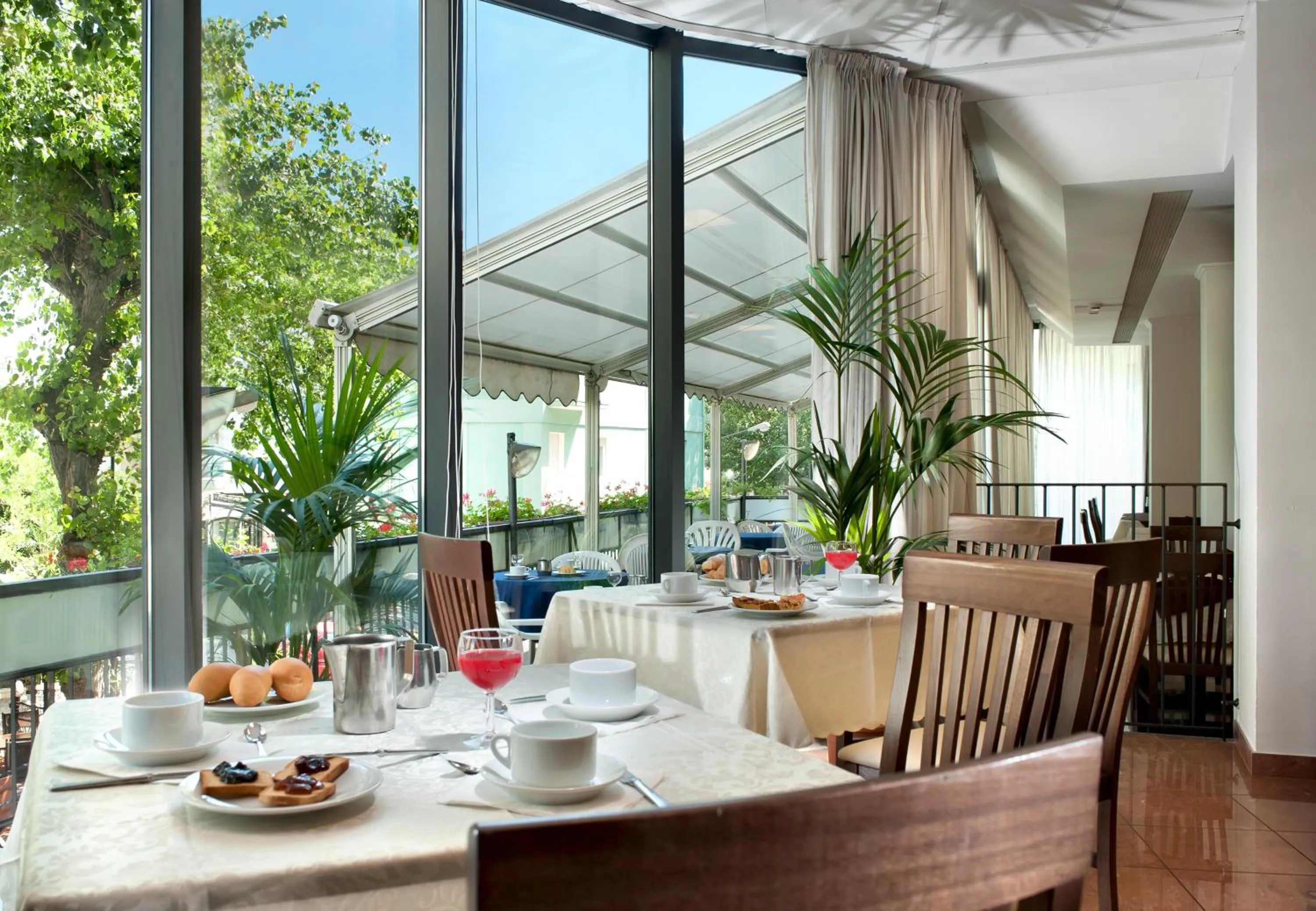 Restaurant/places to eat in Hotel Madison