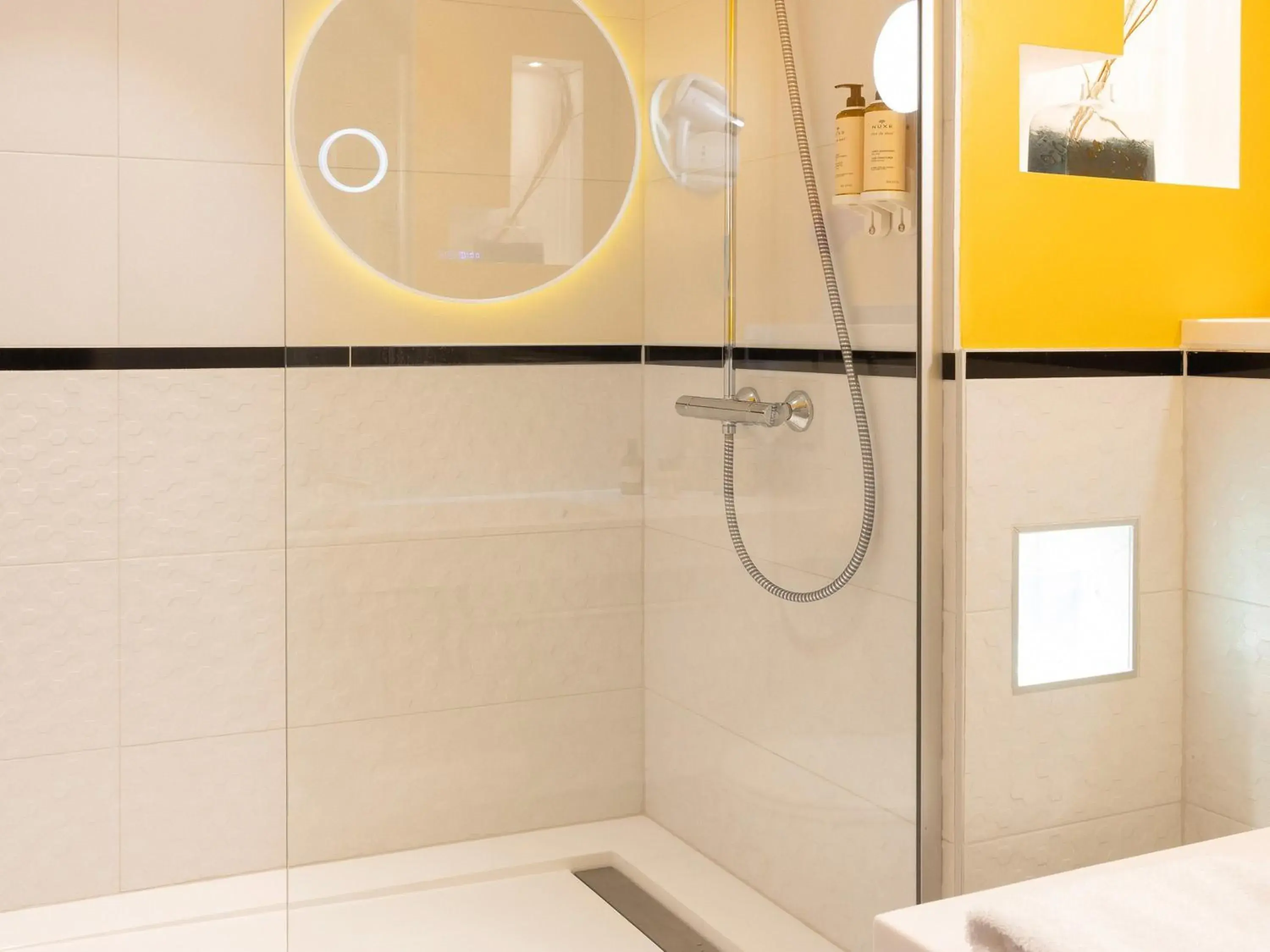 Bedroom in Mercure Hotel Forbach Centre de Loisirs Bedroom in Mercure Hotel Forbach Centre de Loisirs