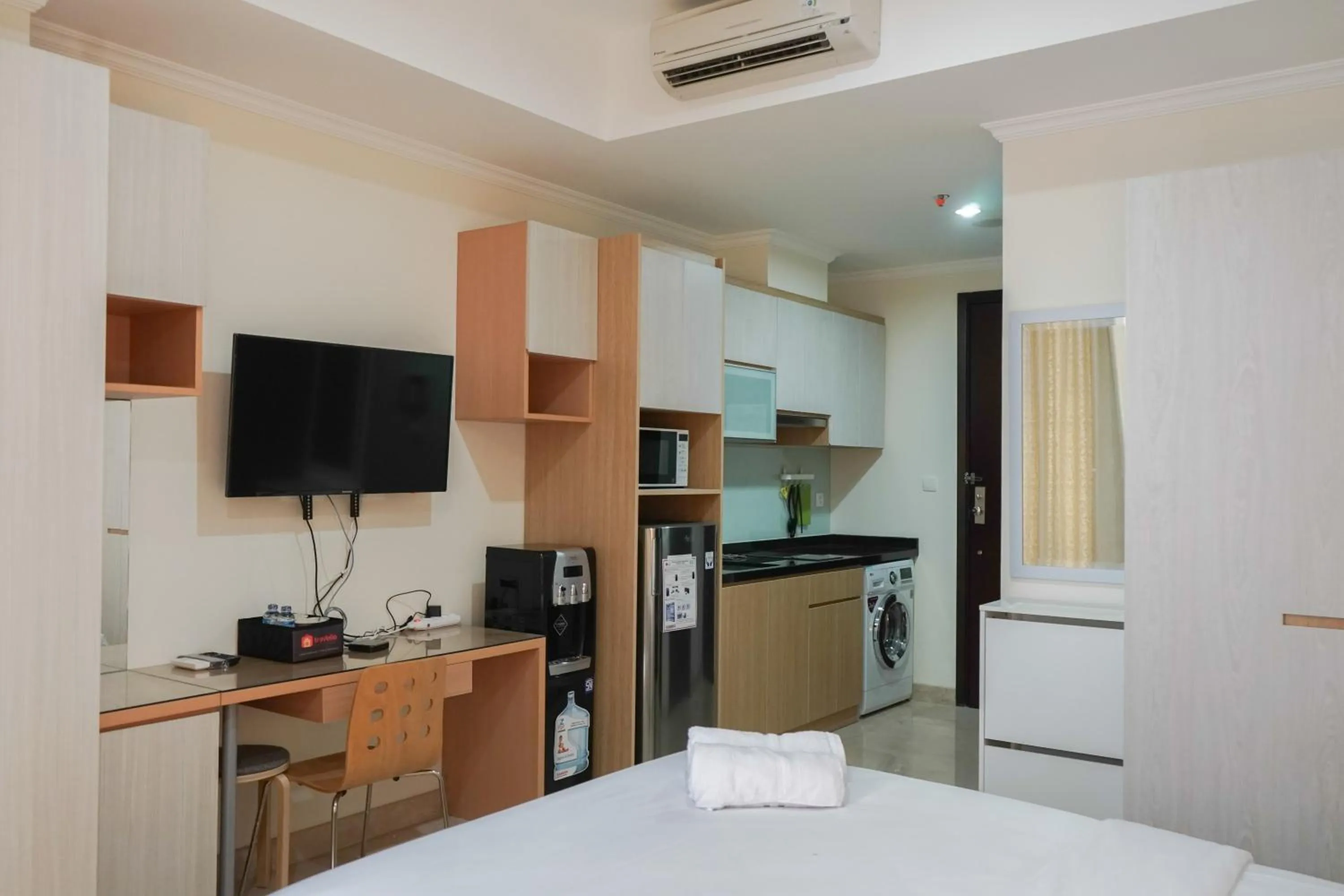 Stunning Studio Room at Menteng Park Apartment By Travelio