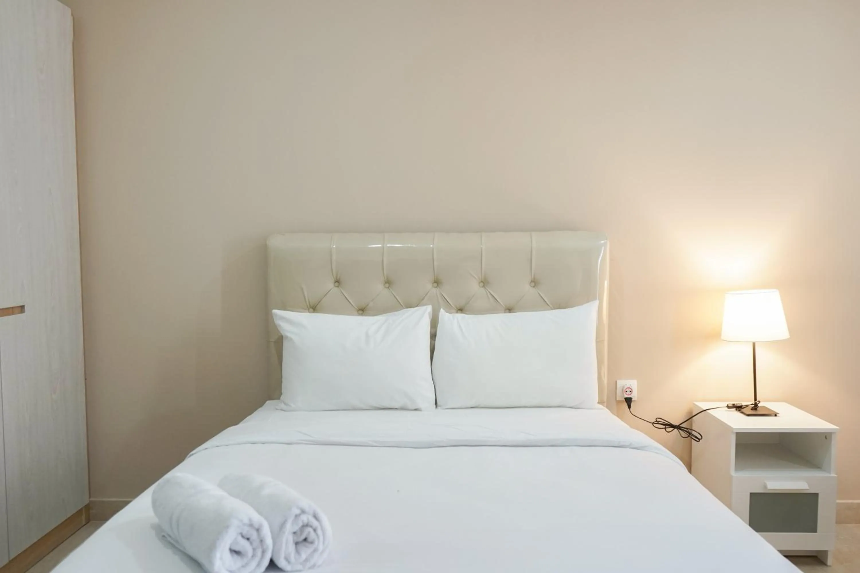 Stunning Studio Room at Menteng Park Apartment By Travelio