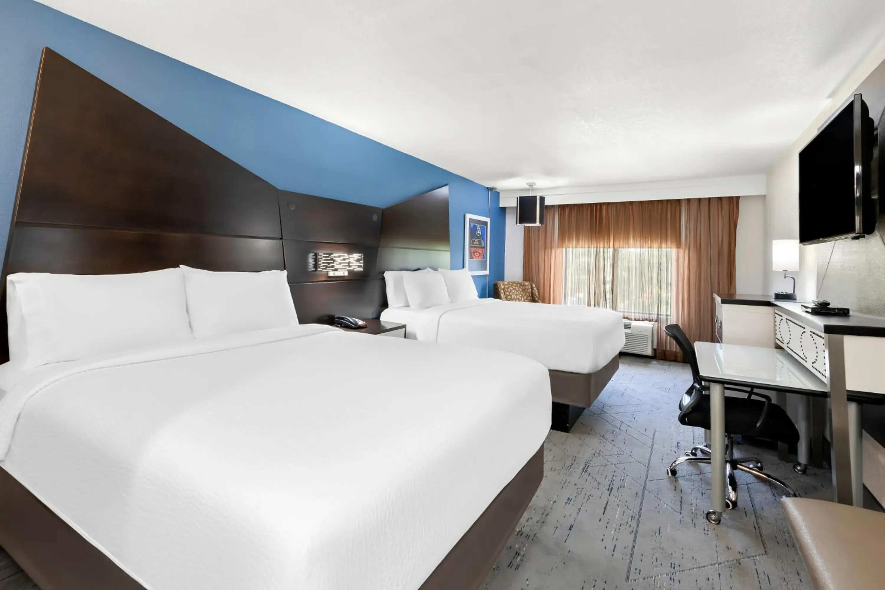 Photo of the whole room, Bed in Holiday Inn Express Atlanta Galleria-Ballpark Area by IHG Photo of the whole room, Bed in Holiday Inn Express Atlanta Galleria-Ballpark Area by IHG
