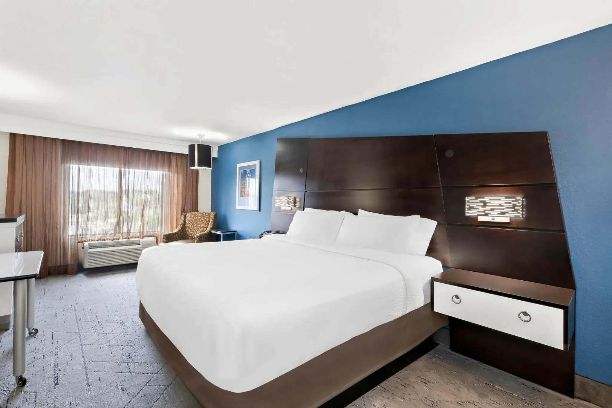 Photo of the whole room, Bed in Holiday Inn Express Atlanta Galleria-Ballpark Area by IHG