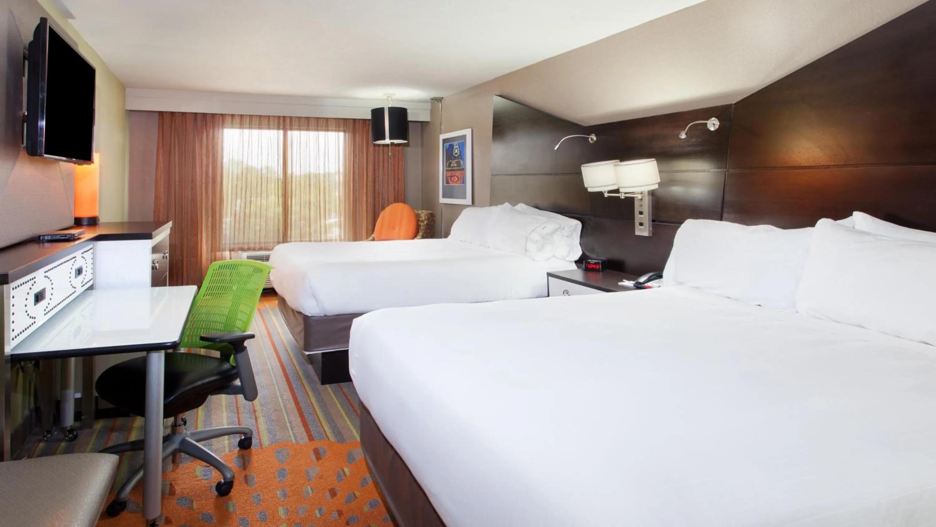 Photo of the whole room, Bed in Holiday Inn Express Atlanta Galleria-Ballpark Area by IHG