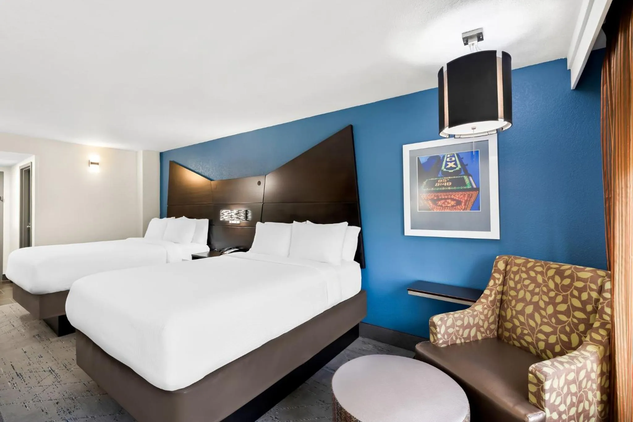 Photo of the whole room, Bed in Holiday Inn Express Atlanta Galleria-Ballpark Area by IHG