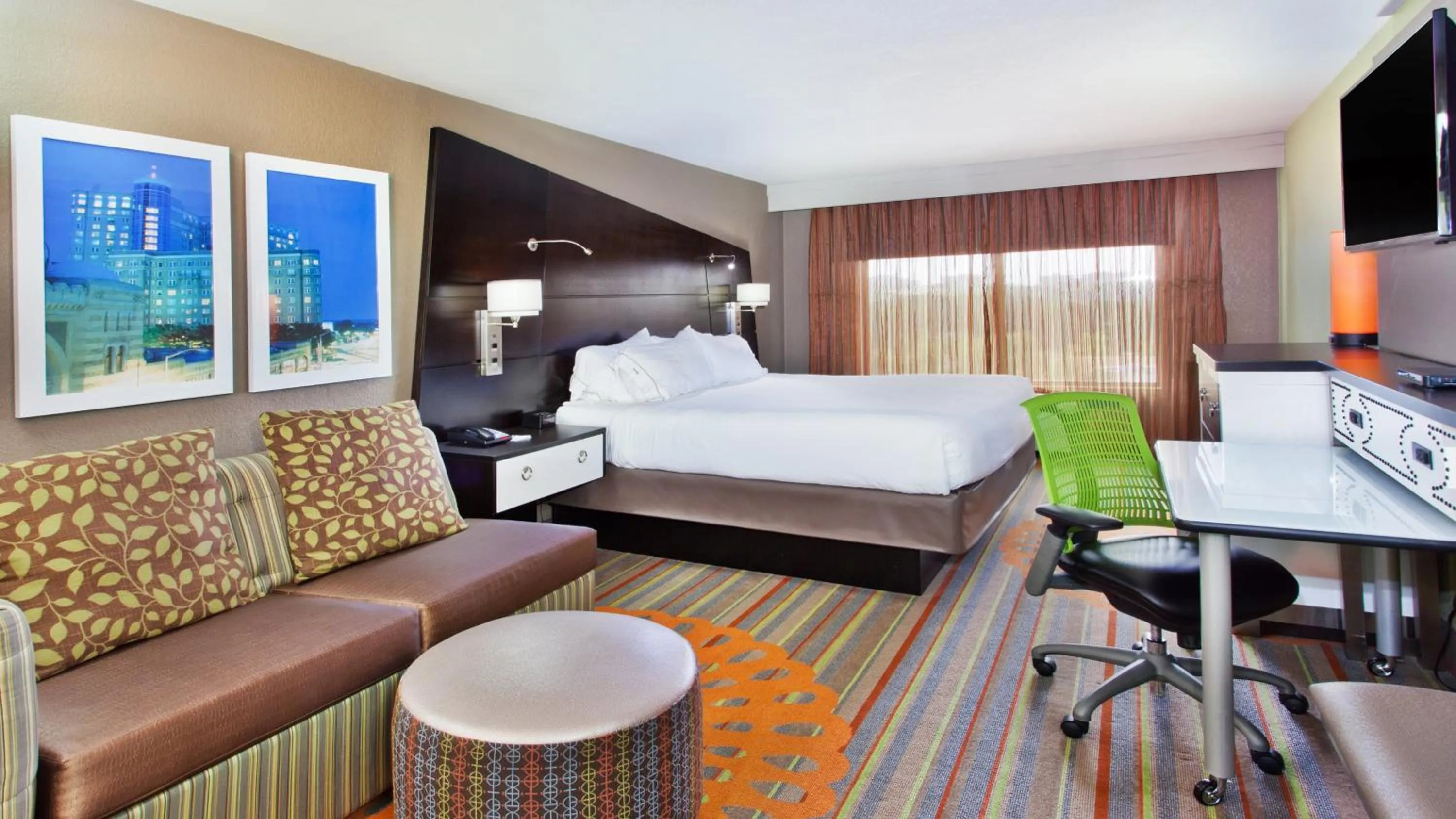 Photo of the whole room, Bed in Holiday Inn Express Atlanta Galleria-Ballpark Area by IHG