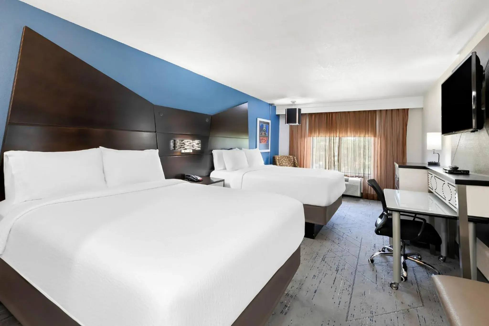 Photo of the whole room, Bed in Holiday Inn Express Atlanta Galleria-Ballpark Area by IHG Photo of the whole room, Bed in Holiday Inn Express Atlanta Galleria-Ballpark Area by IHG