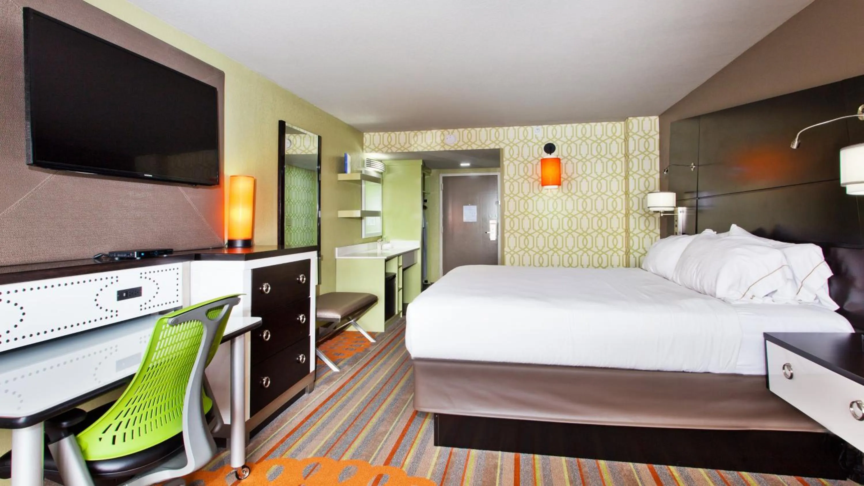 Photo of the whole room, Bed in Holiday Inn Express Atlanta Galleria-Ballpark Area by IHG
