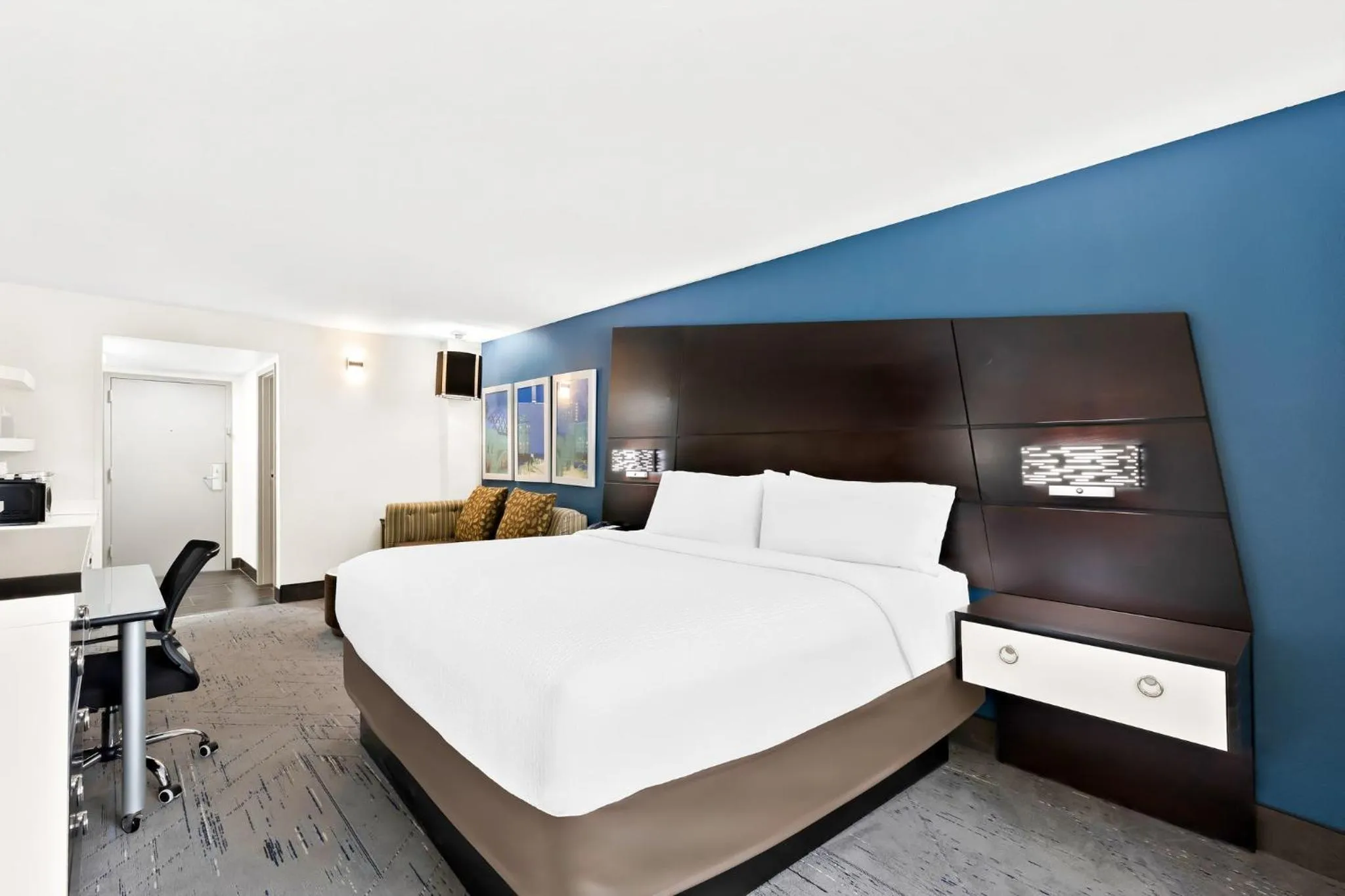 Photo of the whole room, Bed in Holiday Inn Express Atlanta Galleria-Ballpark Area by IHG