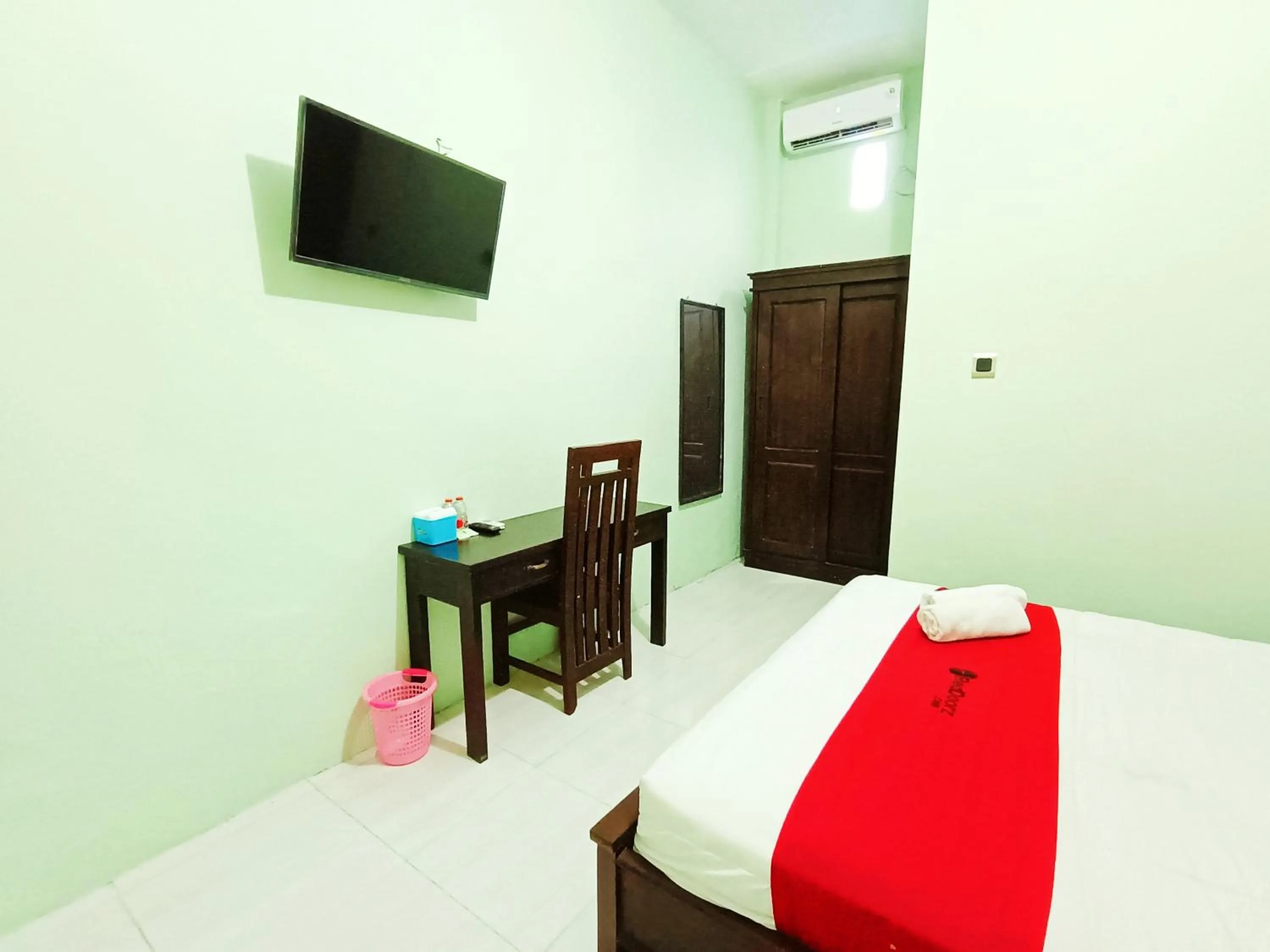 Bedroom, Bed in RedDoorz Syariah near Universitas 17 Agustus Banyuwangi