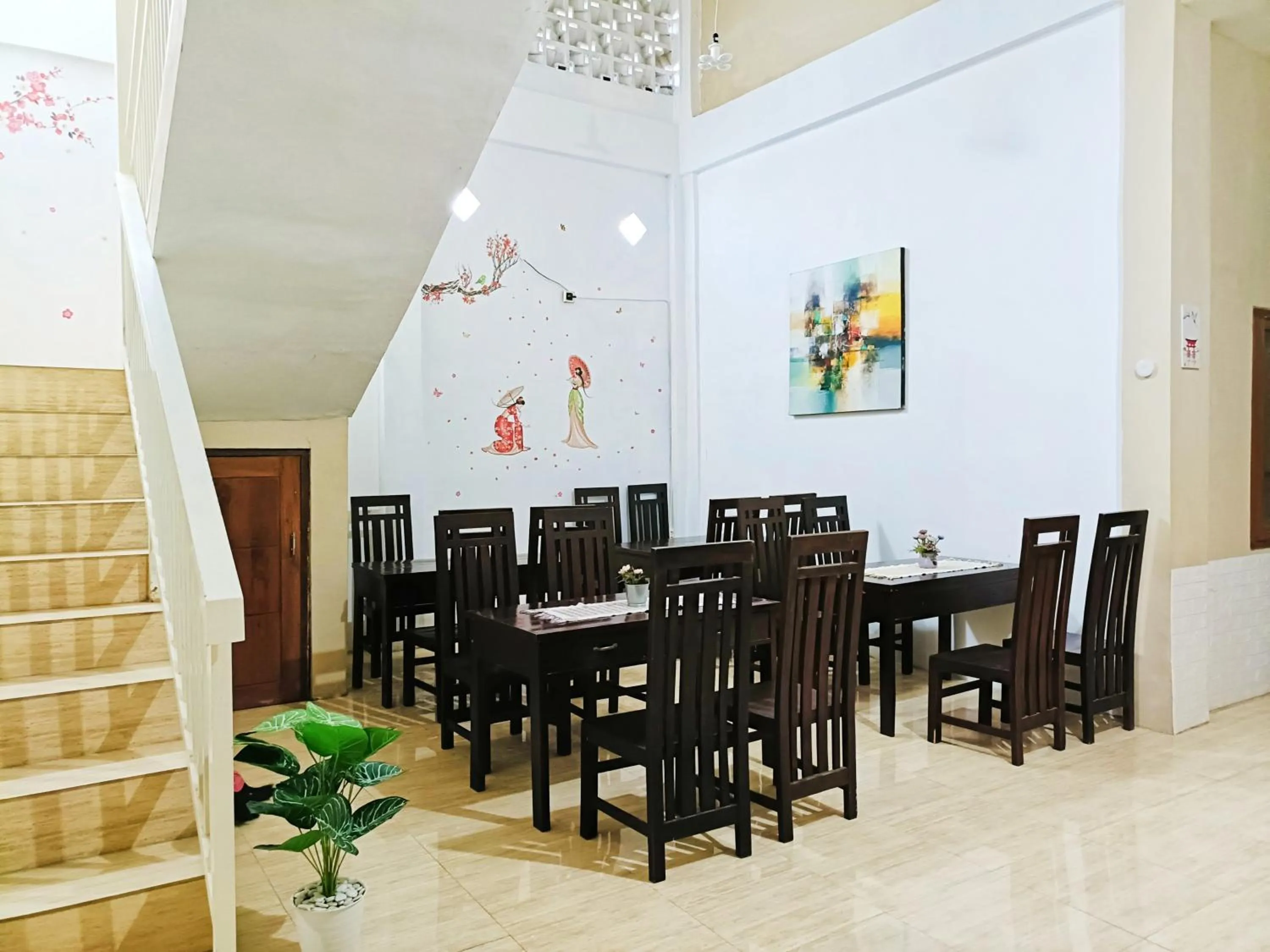 Seating area in RedDoorz Syariah near Universitas 17 Agustus Banyuwangi